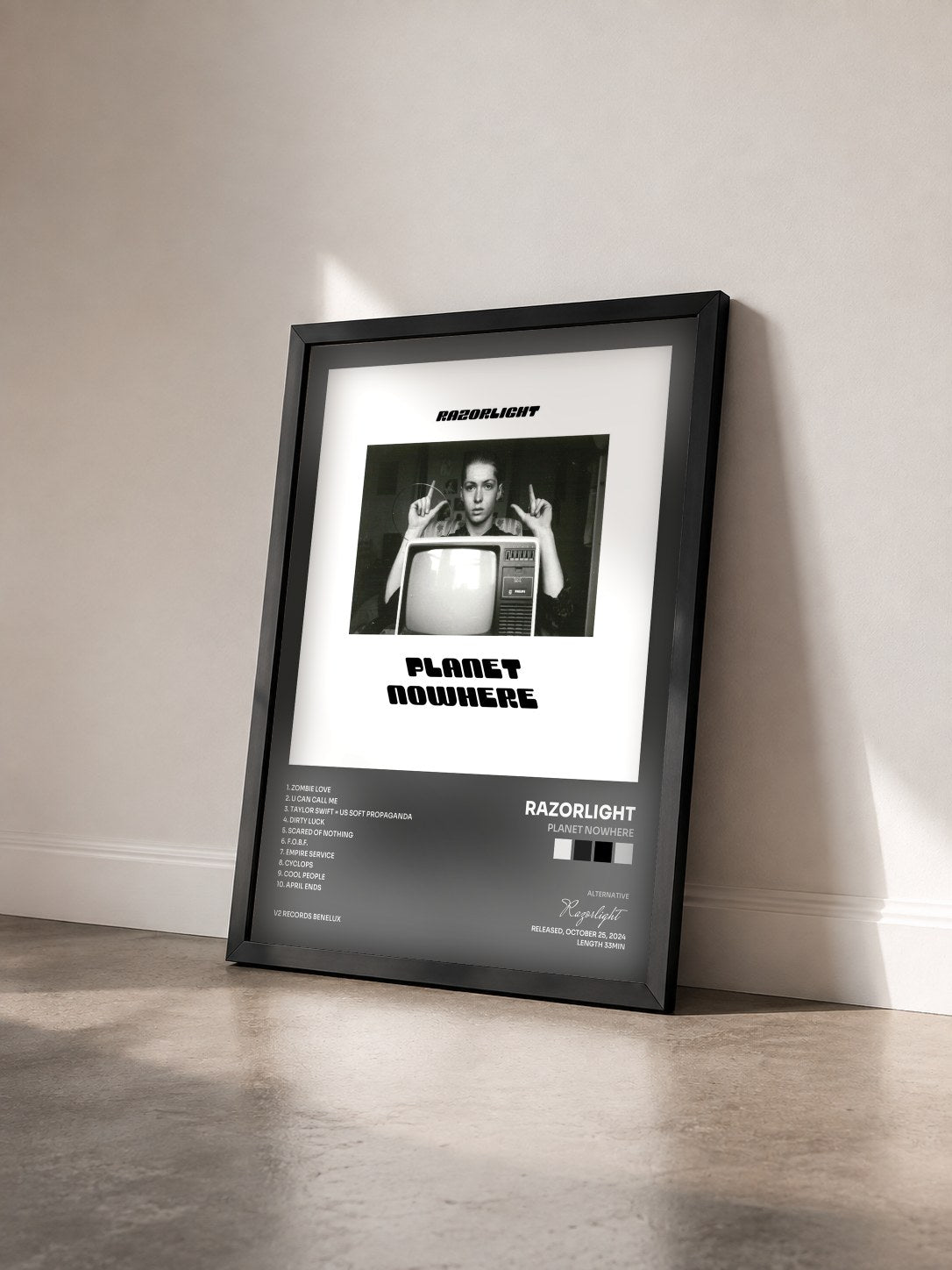 #noir Tableau de l'album Planet Nowhere de Razorlight vu de trois quarts, cadre noir