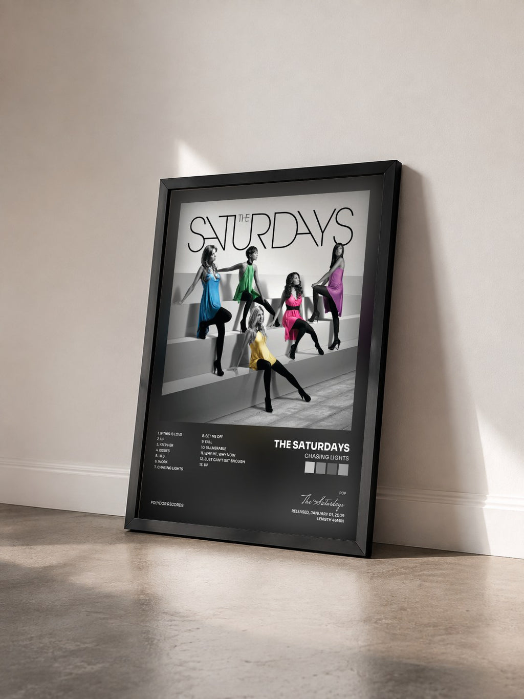 #noir Tableau de l'album Chasing Lights de The Saturdays vu de trois quarts, cadre noir