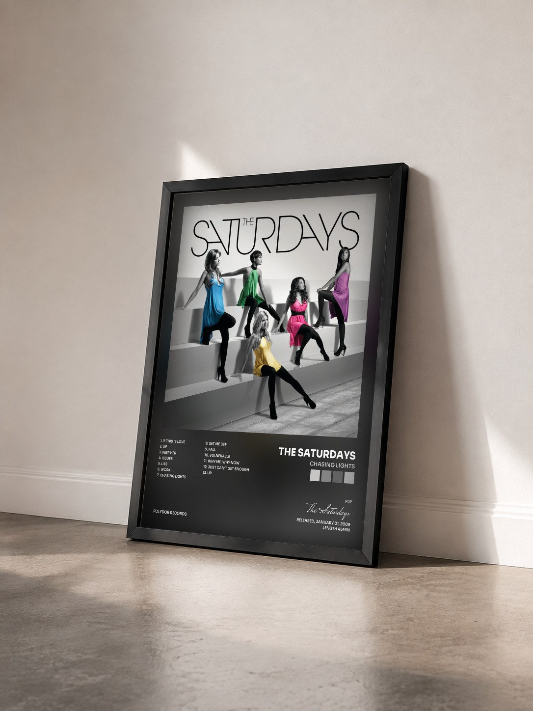 #noir Tableau de l'album Chasing Lights de The Saturdays vu de trois quarts, cadre noir