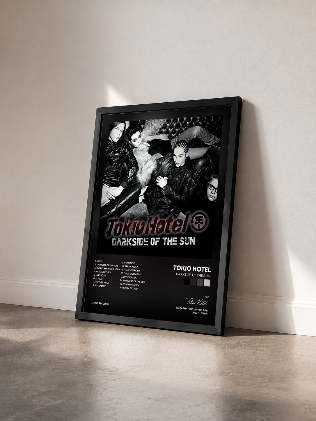 #noir Tableau de l'album Darkside Of The Sun de Tokio Hotel vu de trois quarts, cadre noir