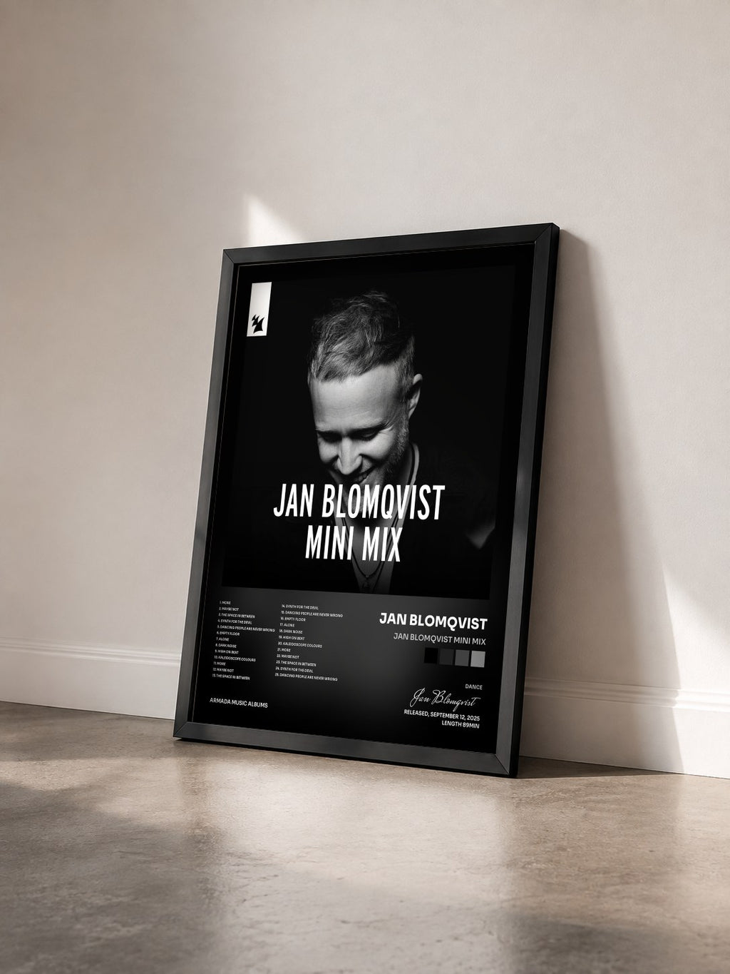 #noir Tableau de l'album Jan Blomqvist Mini Mix de Jan Blomqvist vu de trois quarts, cadre noir