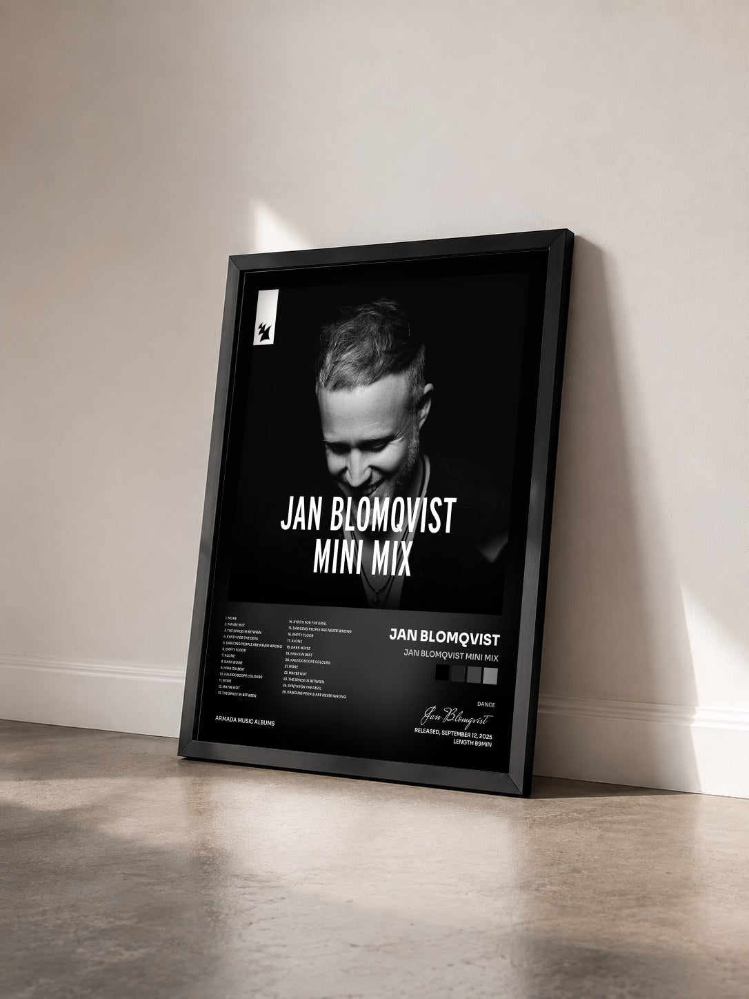 #noir Tableau de l'album Jan Blomqvist Mini Mix de Jan Blomqvist vu de trois quarts, cadre noir