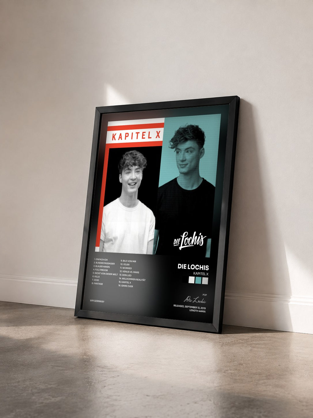 #noir Tableau de l'album Kapitel X de Die Lochis vu de trois quarts, cadre noir