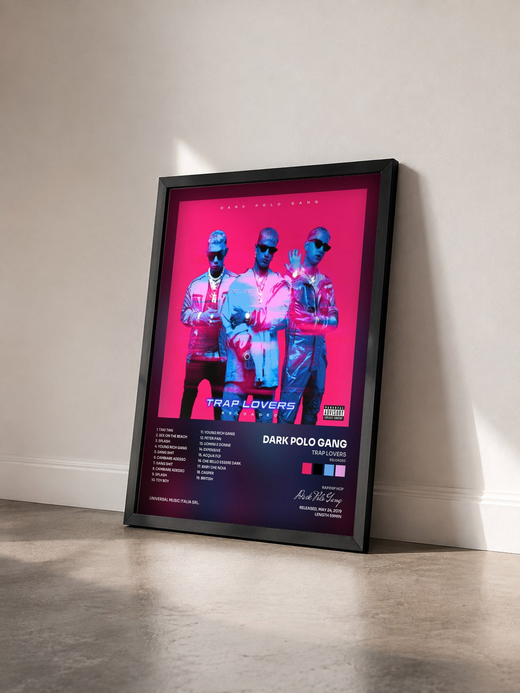 #noir Tableau de l'album Trap Lovers (Reloaded) de Dark Polo Gang vu de trois quarts, cadre noir