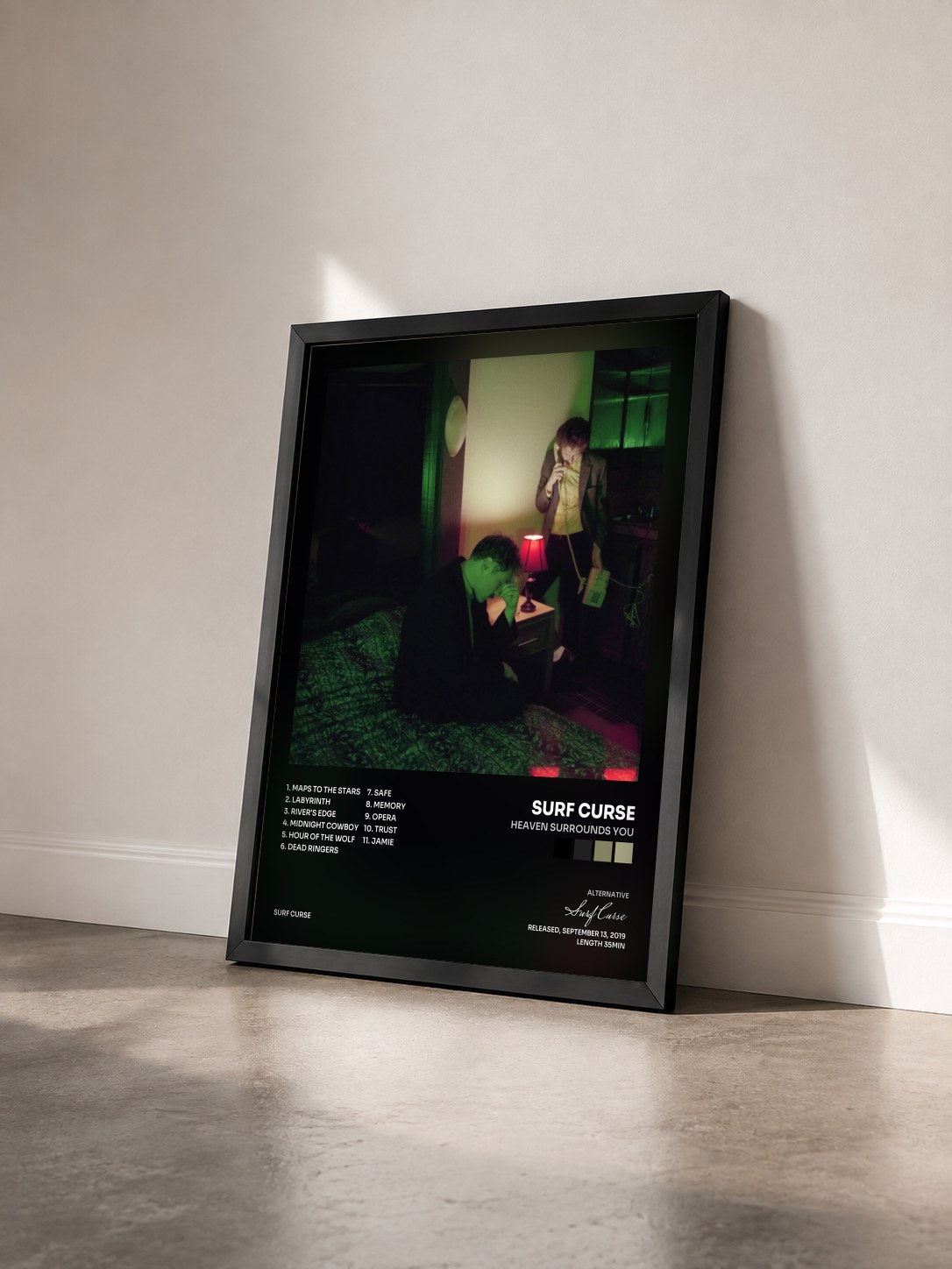 #noir Tableau de l'album Heaven Surrounds You de Surf Curse vu de trois quarts, cadre noir