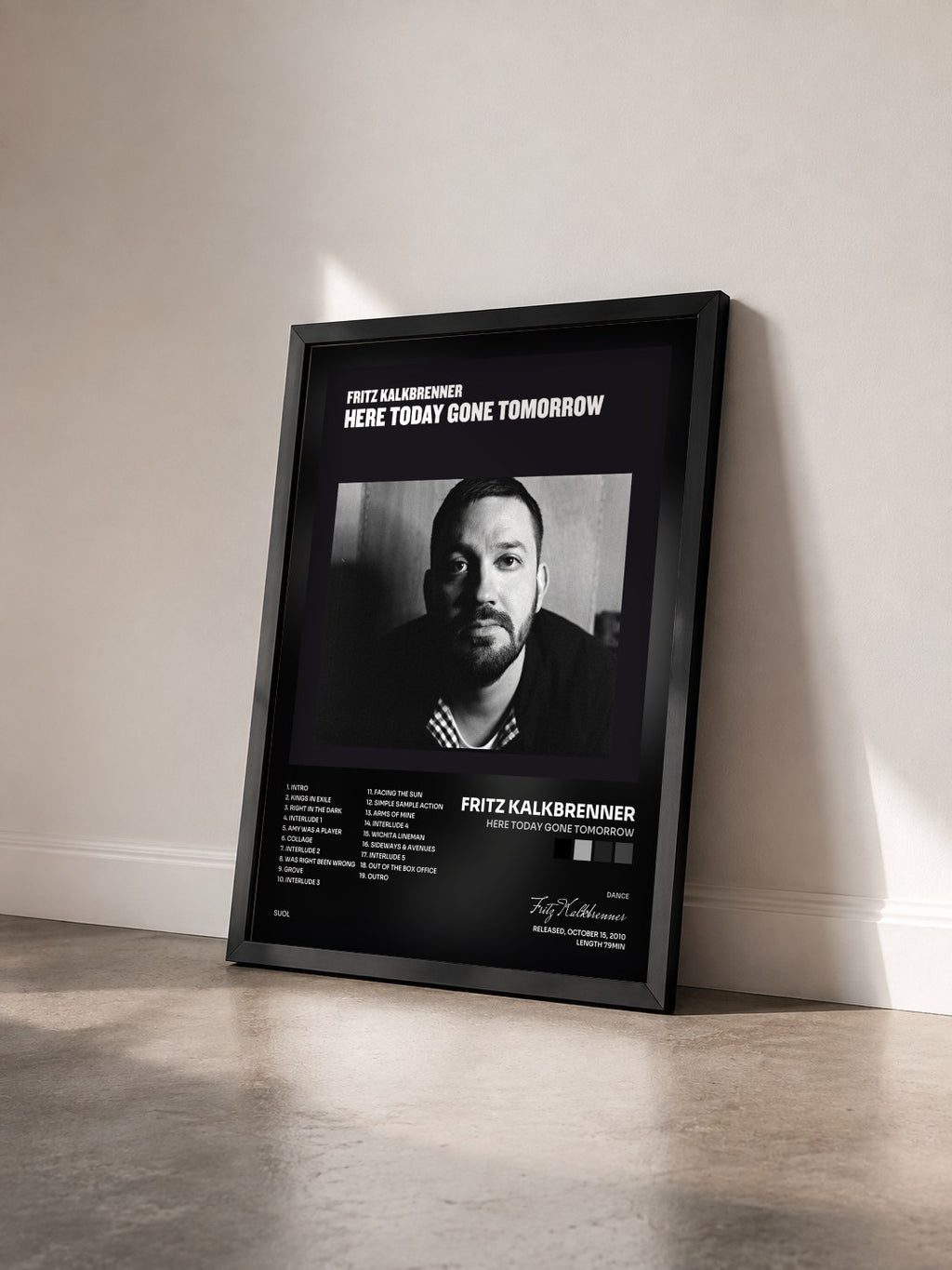 #noir Tableau de l'album Here Today Gone Tomorrow de Fritz Kalkbrenner vu de trois quarts, cadre noir