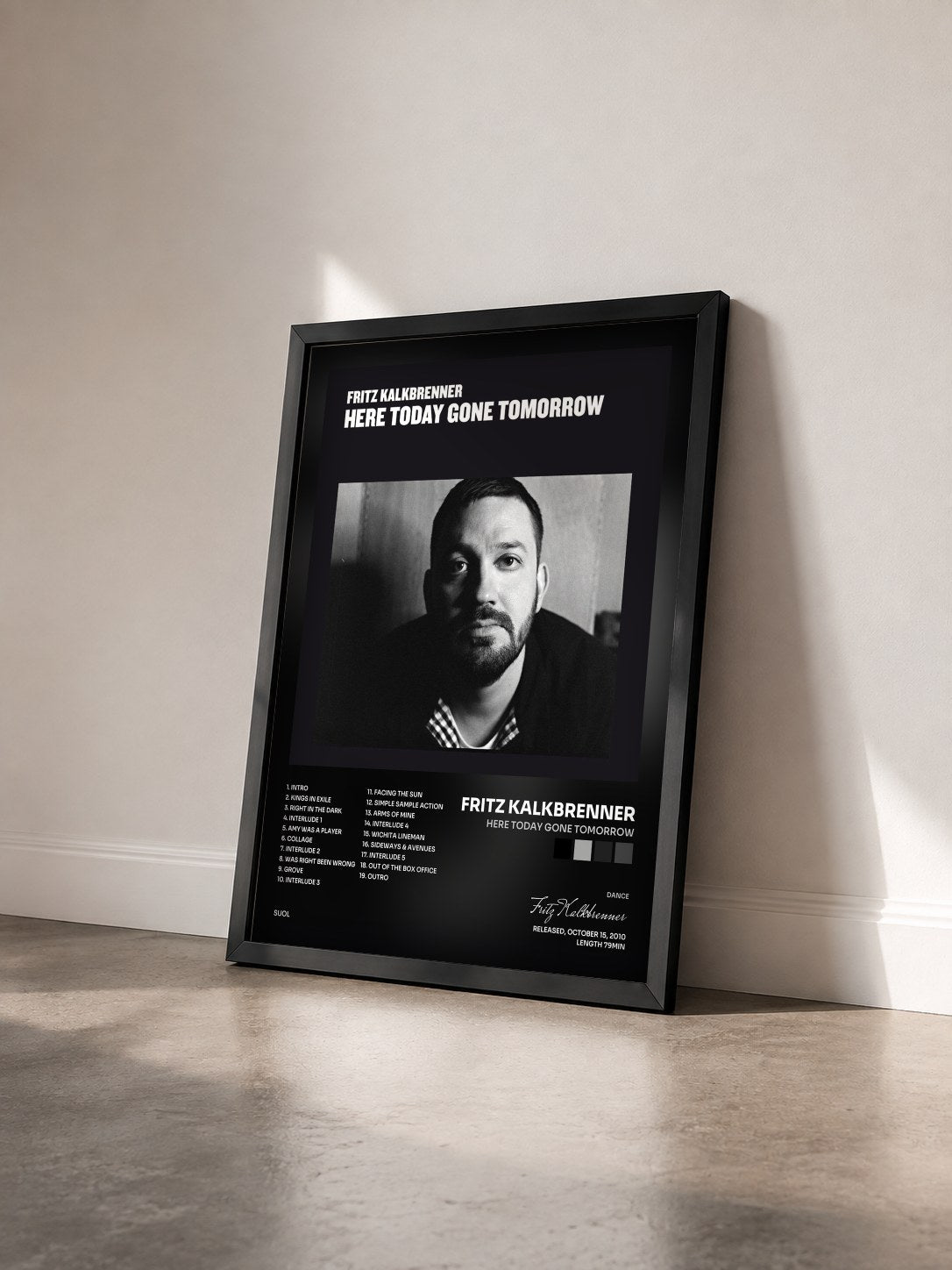 #noir Tableau de l'album Here Today Gone Tomorrow de Fritz Kalkbrenner vu de trois quarts, cadre noir