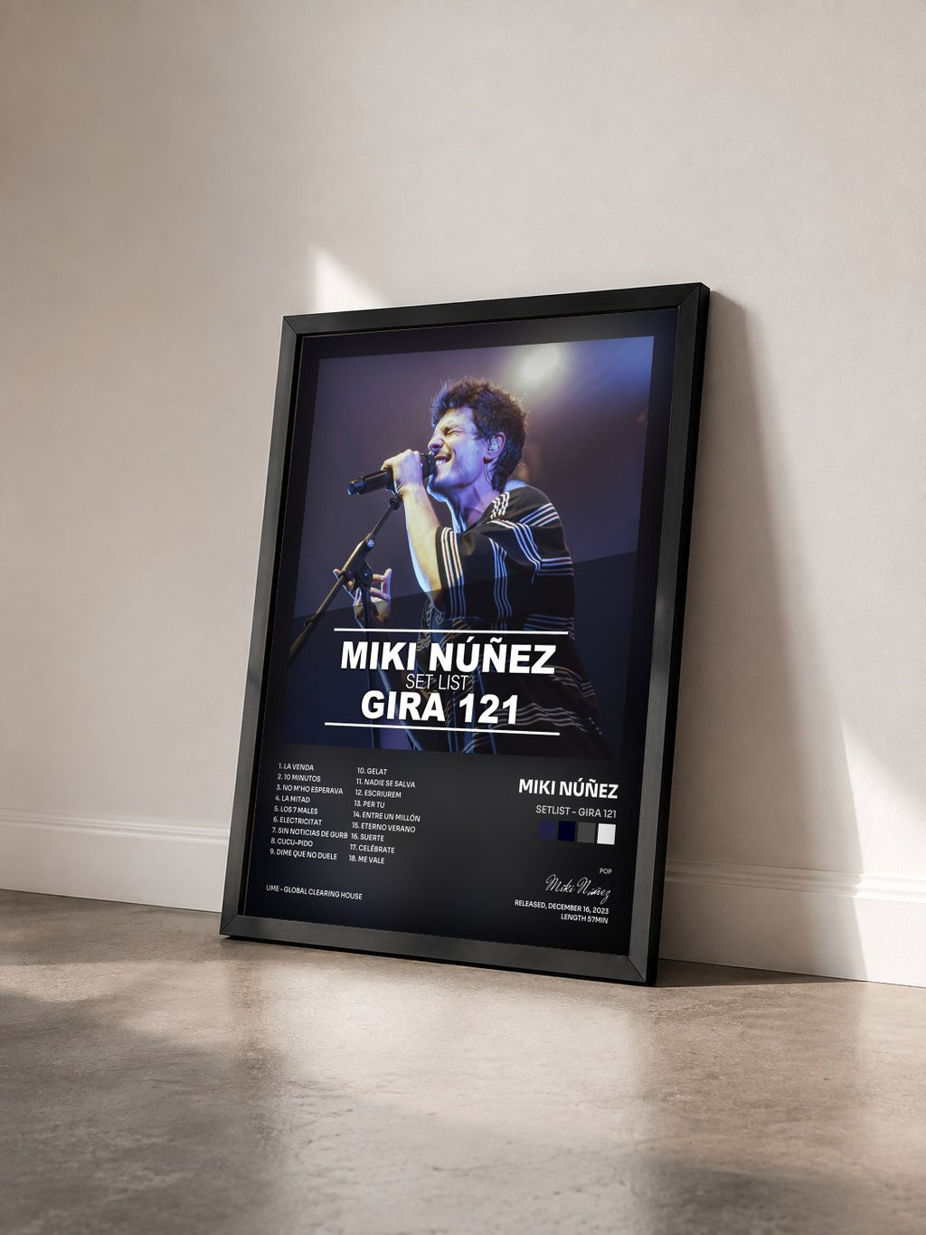 #noir Tableau de l'album Setlist - Gira 121 de Miki Núñez vu de trois quarts, cadre noir