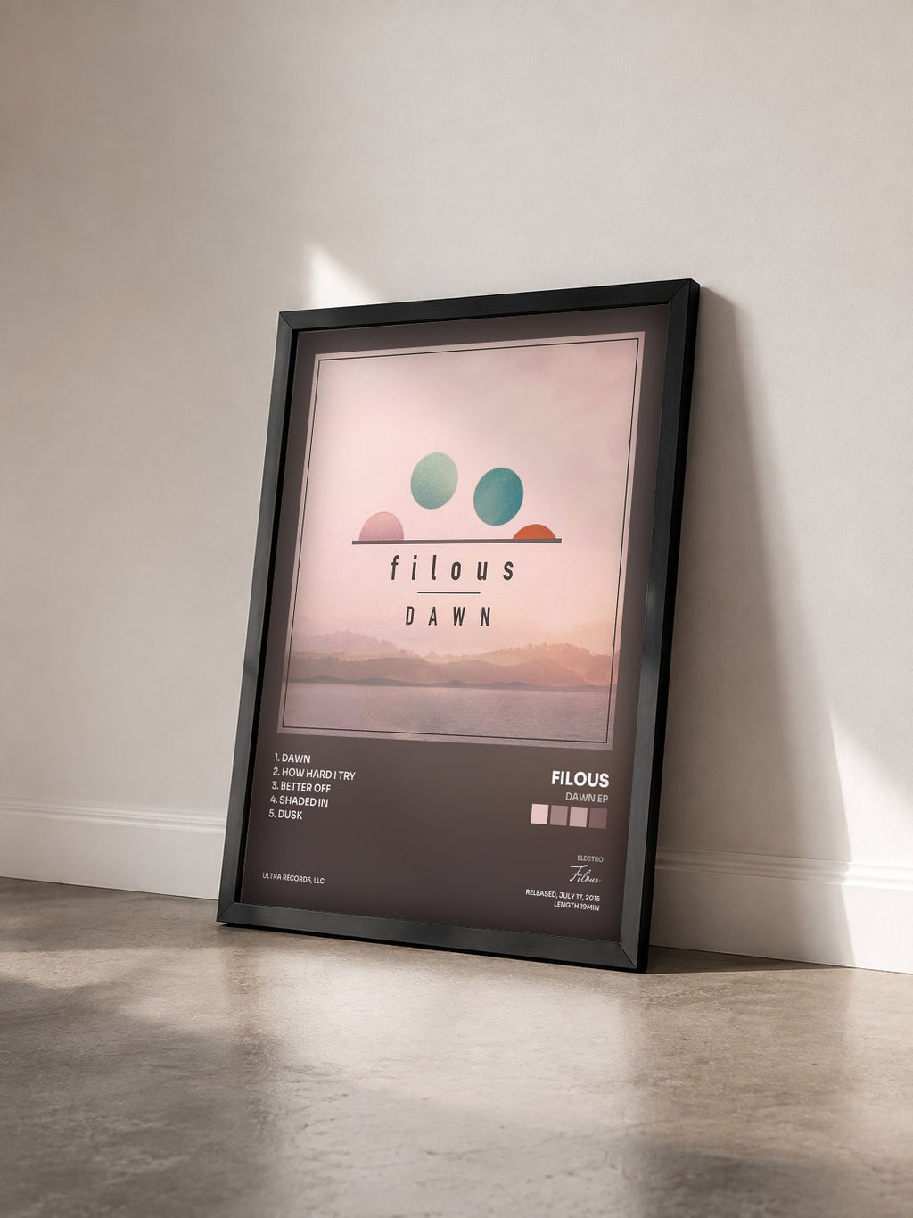#noir Tableau de l'album Dawn EP de Filous vu de trois quarts, cadre noir