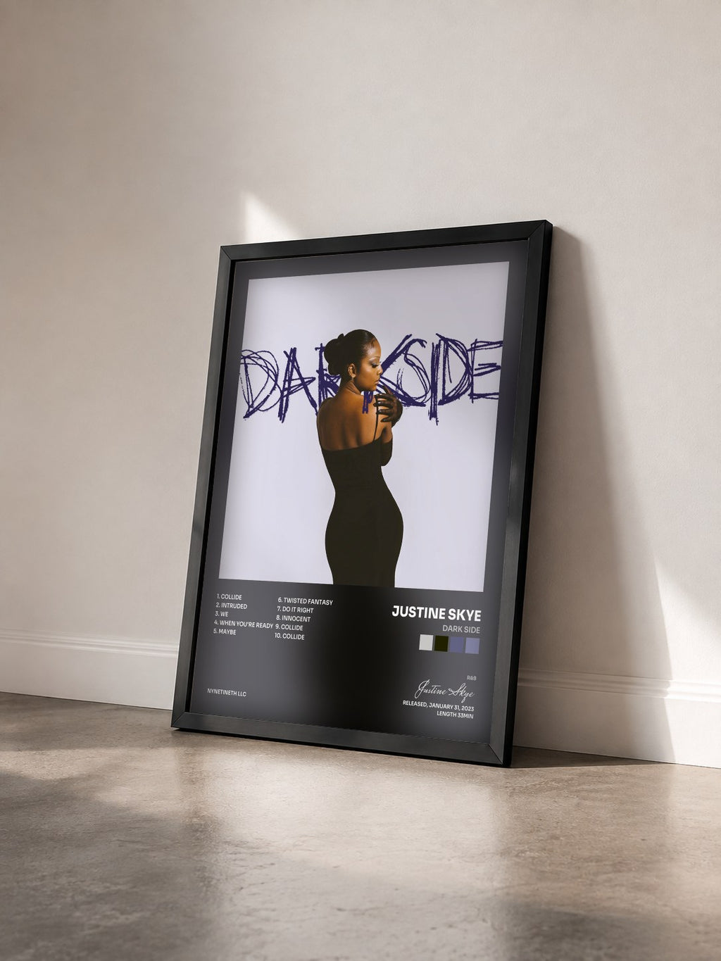 #noir Tableau de l'album Dark Side de Justine Skye vu de trois quarts, cadre noir