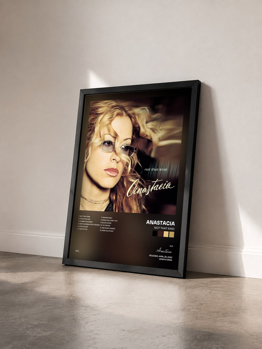 #noir Tableau de l'album Not That Kind de Anastacia vu de trois quarts, cadre noir