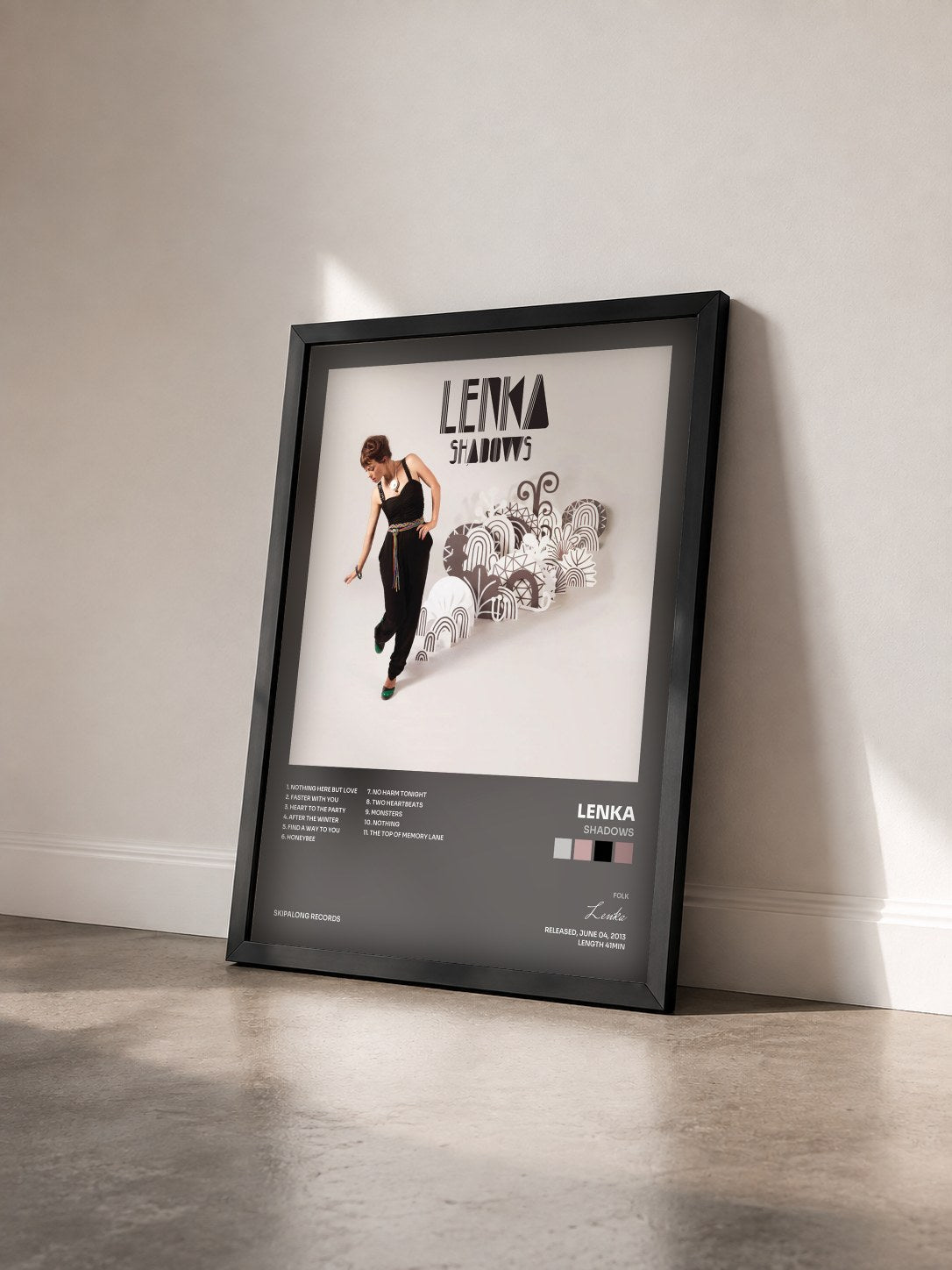 #noir Tableau de l'album Shadows de Lenka vu de trois quarts, cadre noir