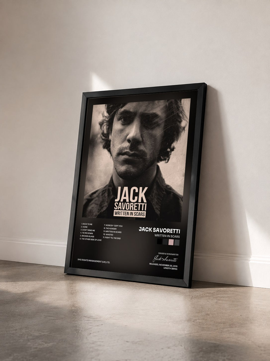 #noir Tableau de l'album Written in Scars de Jack Savoretti vu de trois quarts, cadre noir
