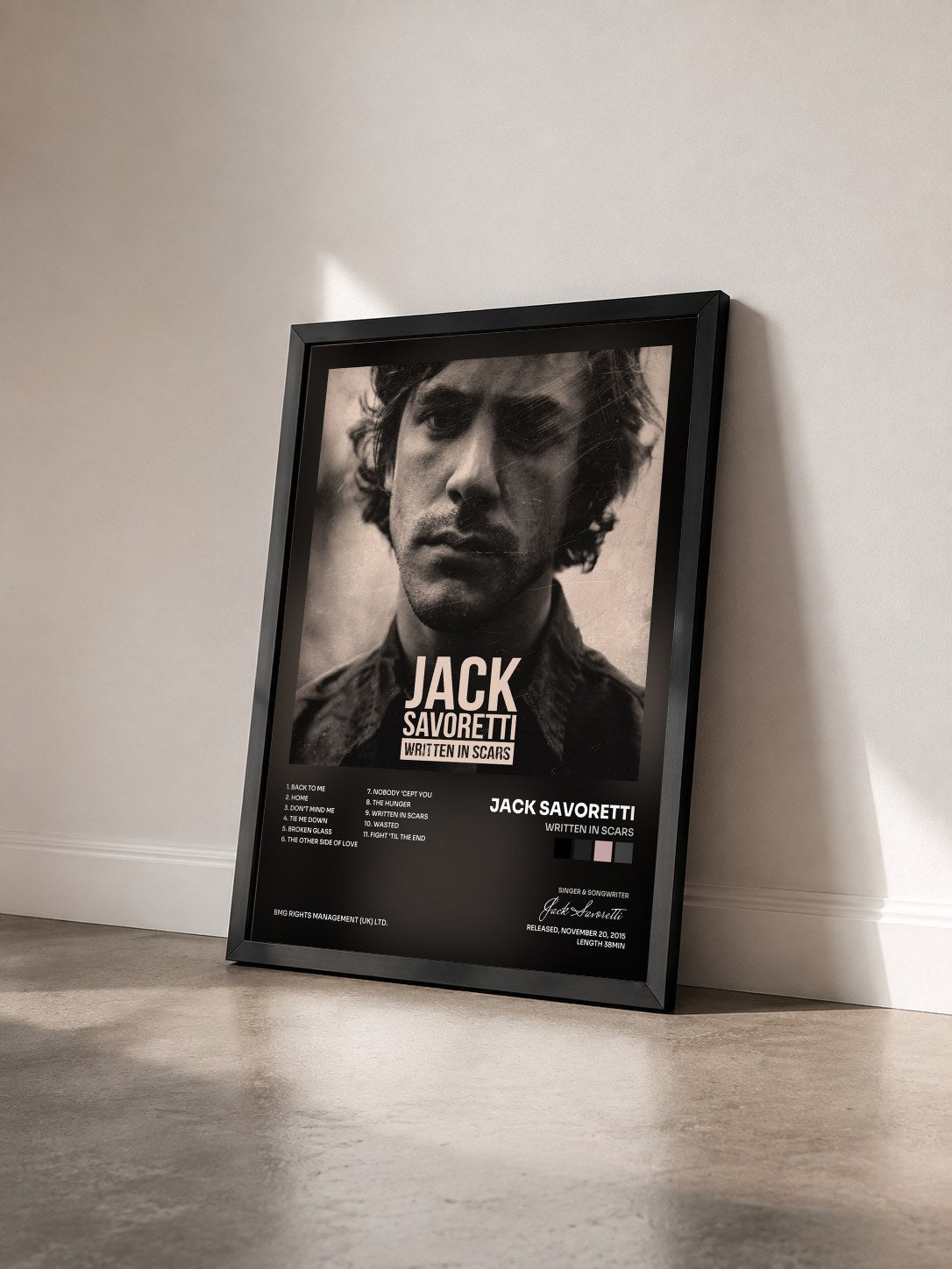 #noir Tableau de l'album Written in Scars de Jack Savoretti vu de trois quarts, cadre noir