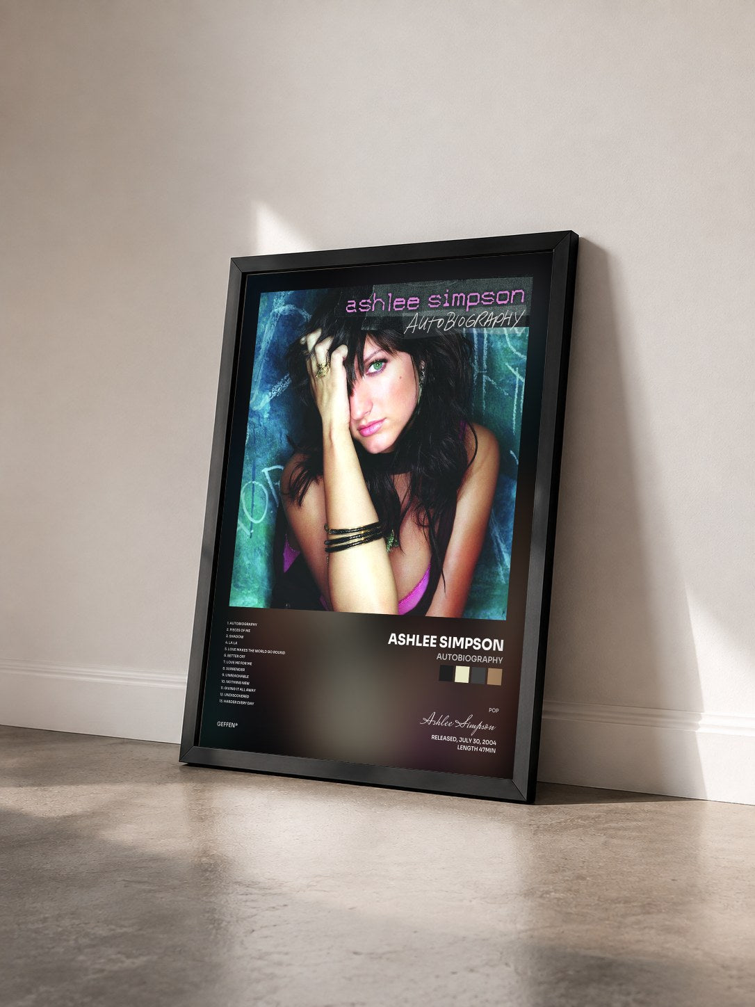 #noir Tableau de l'album Autobiography de Ashlee Simpson vu de trois quarts, cadre noir