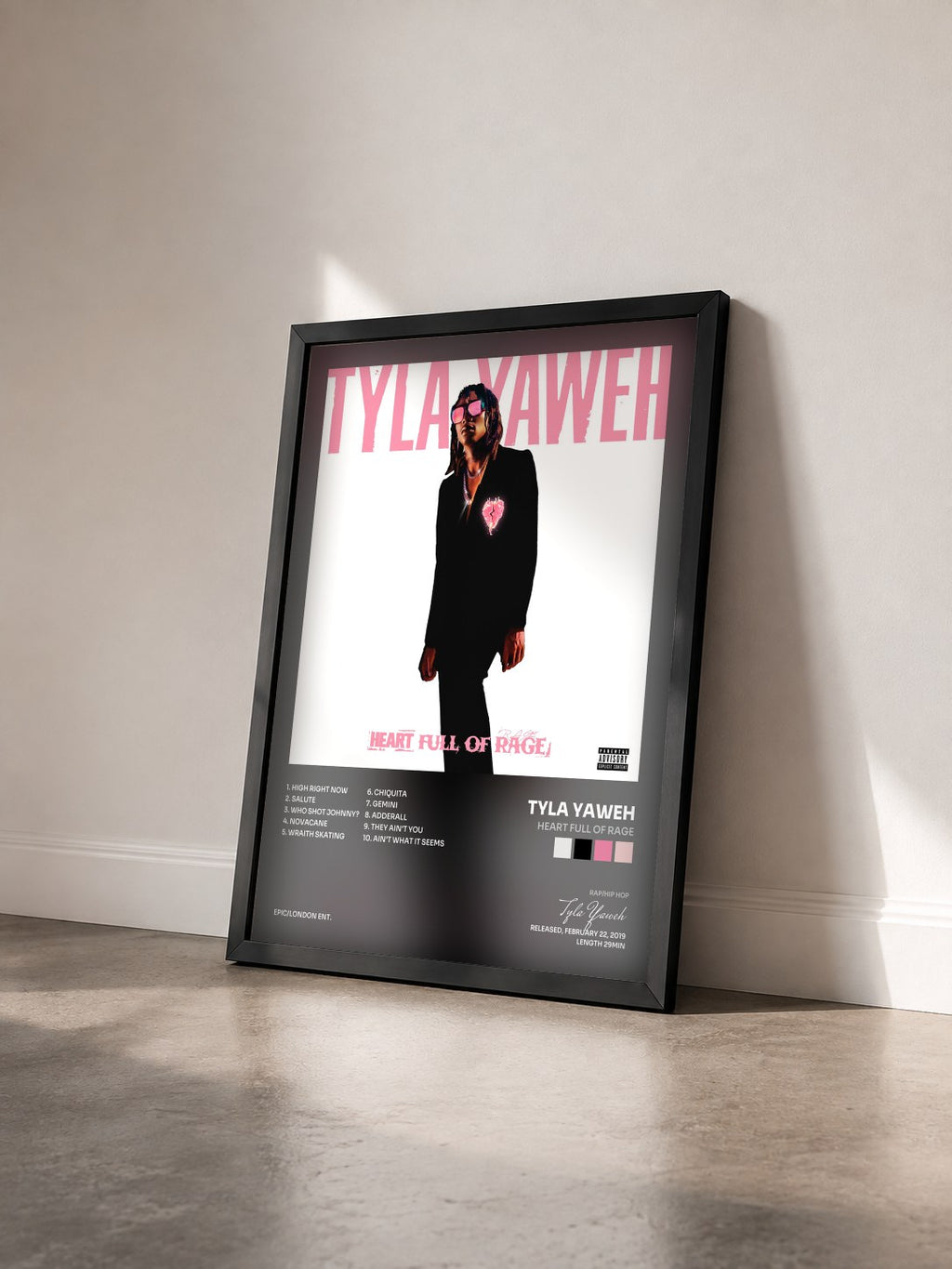 #noir Tableau de l'album Heart Full of Rage de Tyla Yaweh vu de trois quarts, cadre noir
