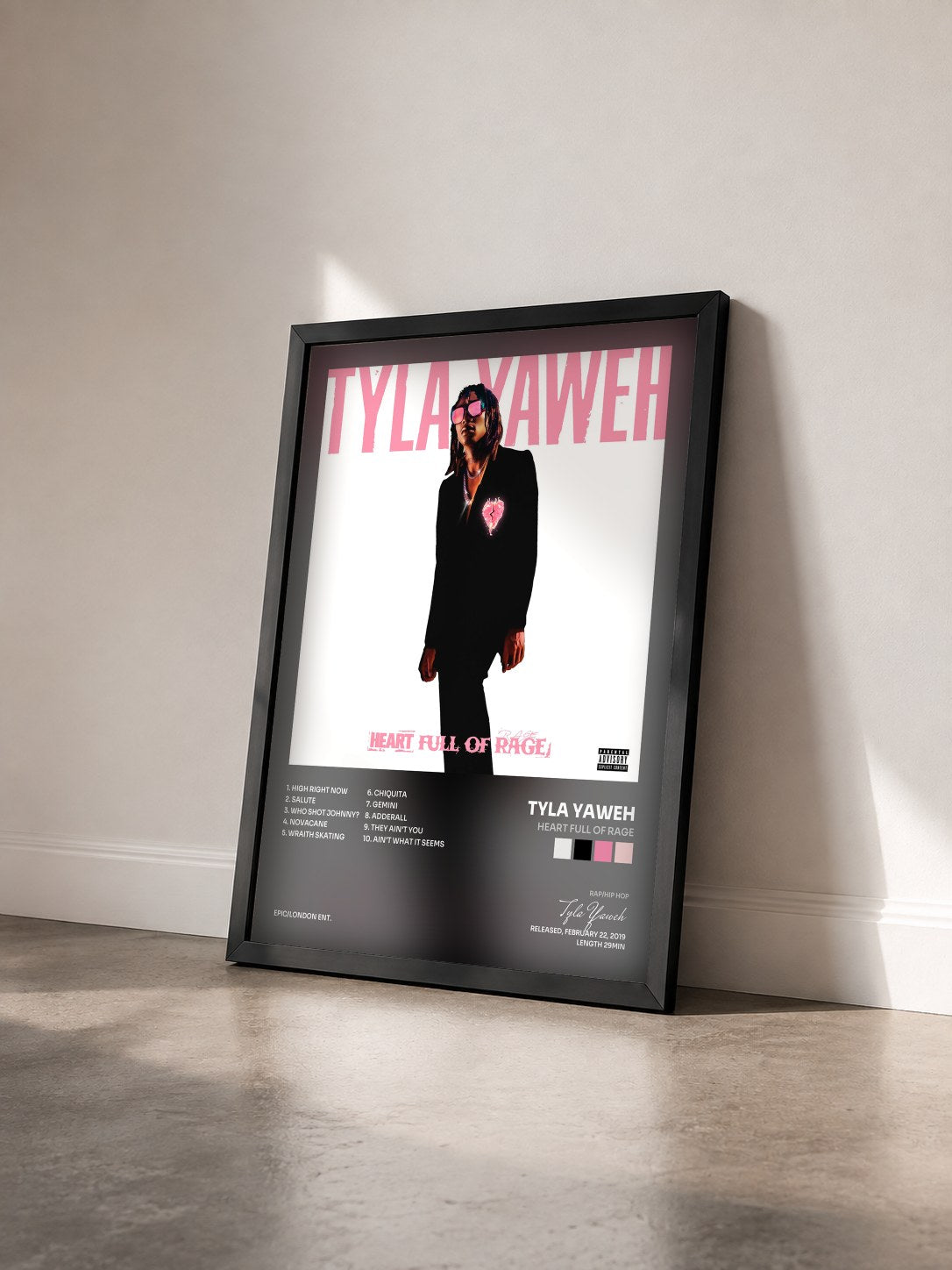 #noir Tableau de l'album Heart Full of Rage de Tyla Yaweh vu de trois quarts, cadre noir