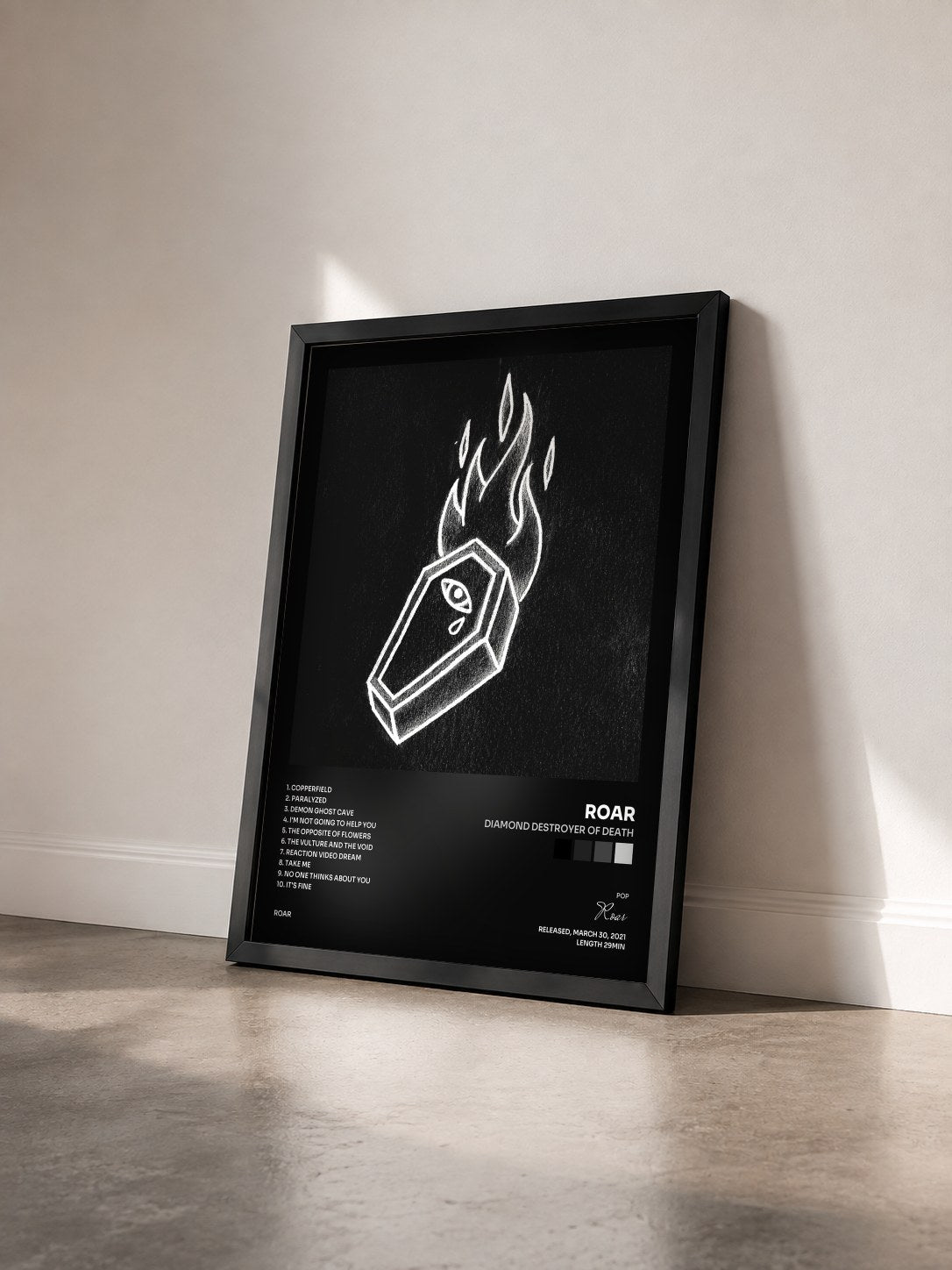 #noir Tableau de l'album Diamond Destroyer of Death de Roar vu de trois quarts, cadre noir