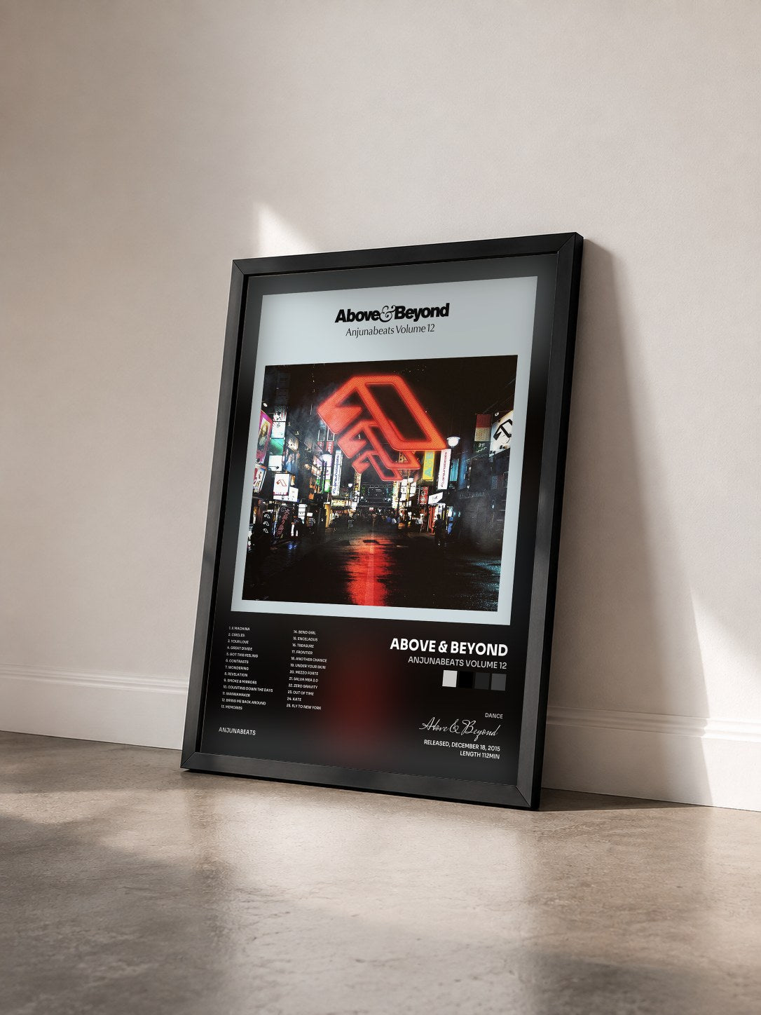 #noir Tableau de l'album Anjunabeats Volume 12 de Above & Beyond vu de trois quarts, cadre noir