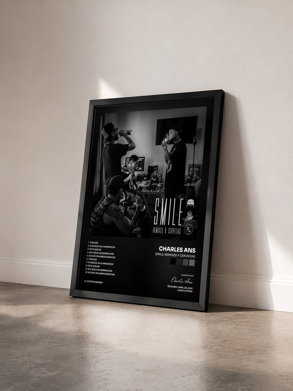 #noir Tableau de l'album Smile: Remixes y Cervezas de Charles Ans vu de trois quarts, cadre noir