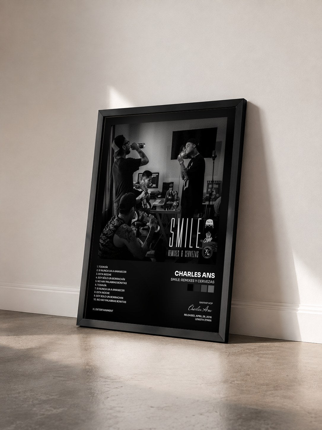 #noir Tableau de l'album Smile: Remixes y Cervezas de Charles Ans vu de trois quarts, cadre noir