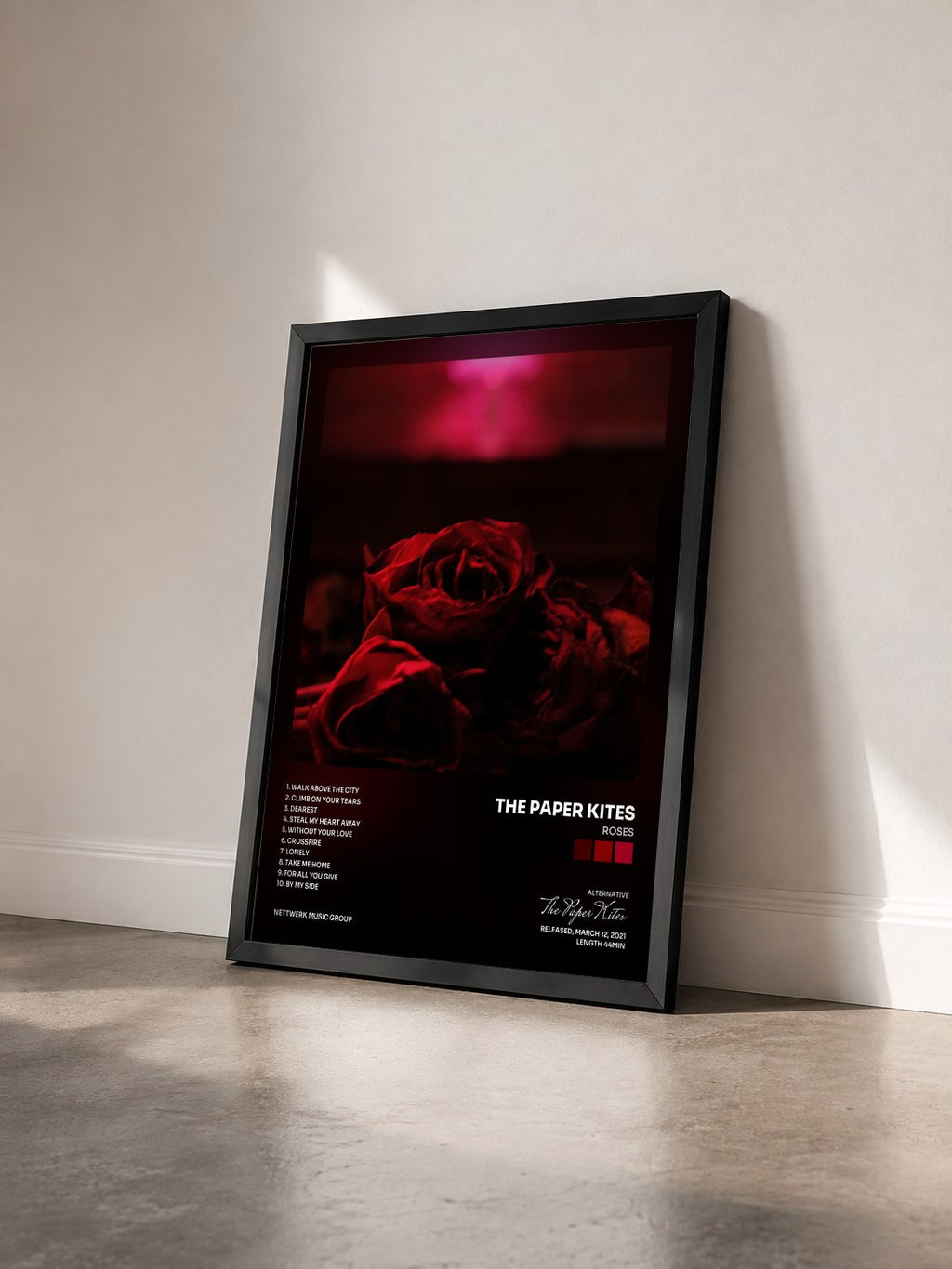 #noir Tableau de l'album Roses de The Paper Kites vu de trois quarts, cadre noir