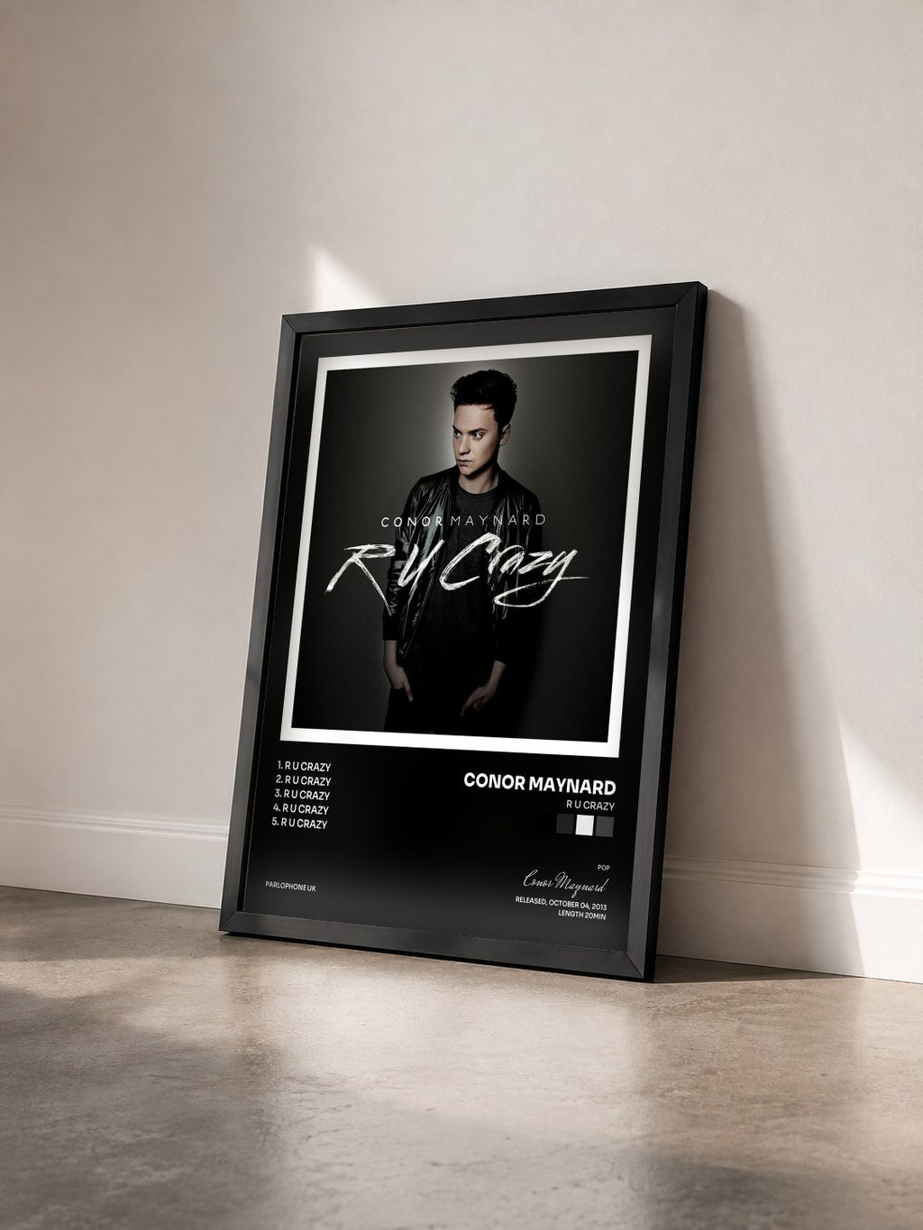 #noir Tableau de l'album R U Crazy de Conor Maynard vu de trois quarts, cadre noir