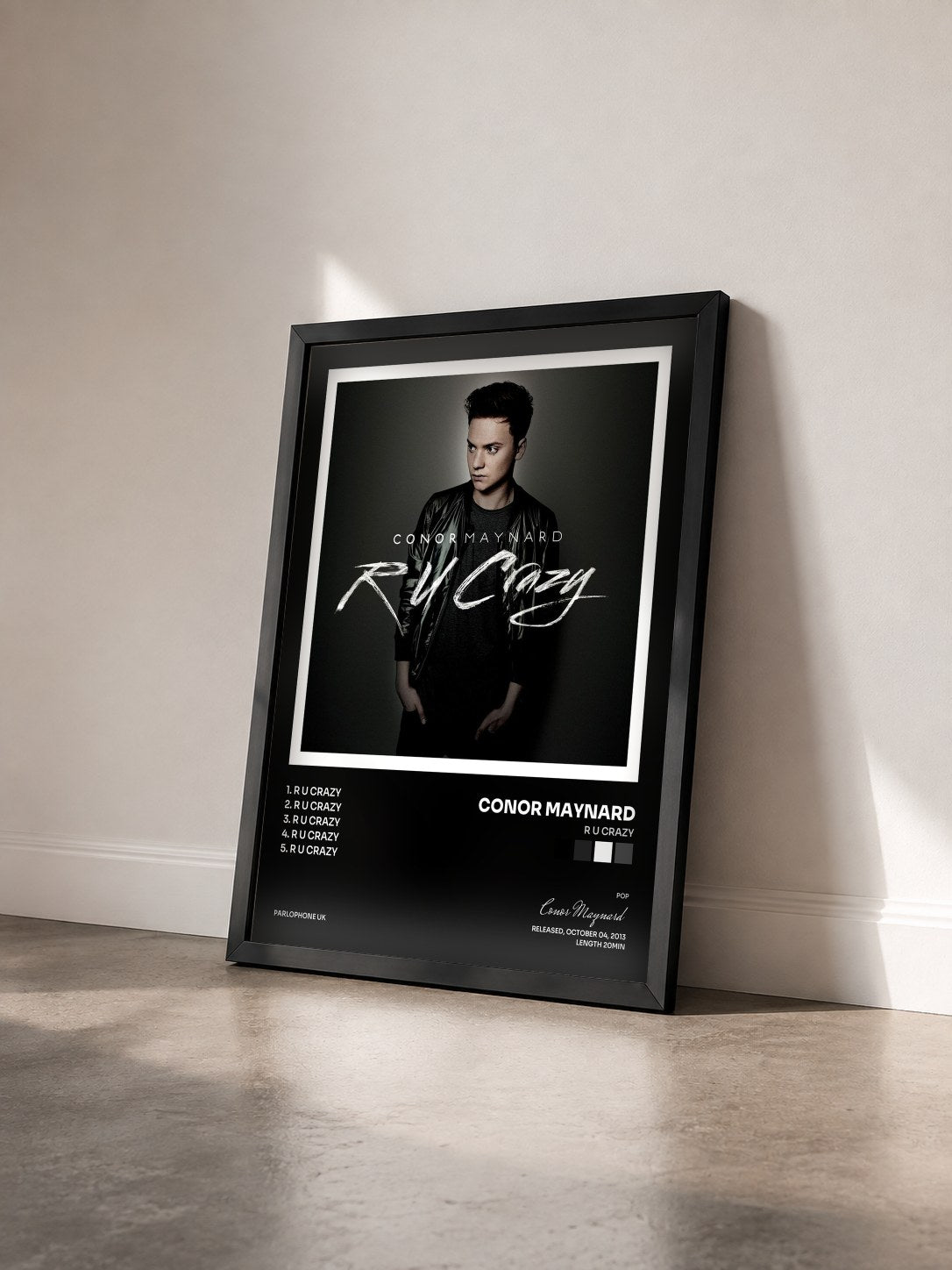 #noir Tableau de l'album R U Crazy de Conor Maynard vu de trois quarts, cadre noir