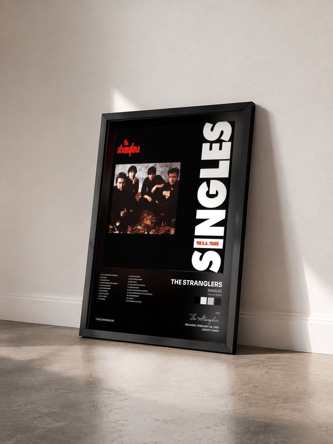 #noir Tableau de l'album Singles (The UA Years) de The Stranglers vu de trois quarts, cadre noir