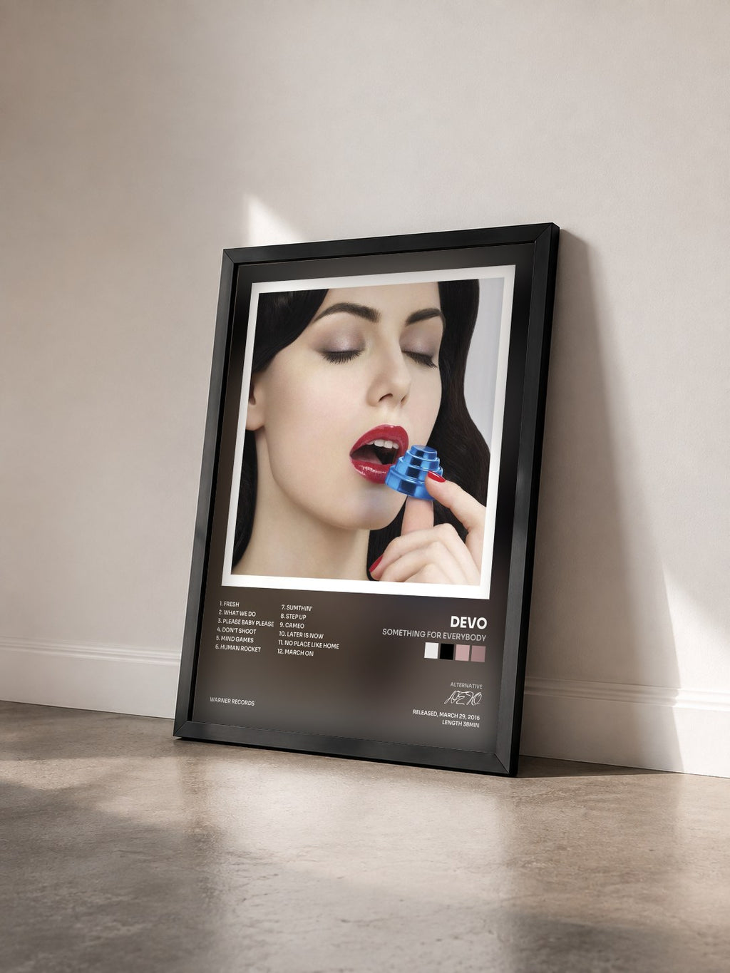 #noir Tableau de l'album Something For Everybody de DEVO vu de trois quarts, cadre noir