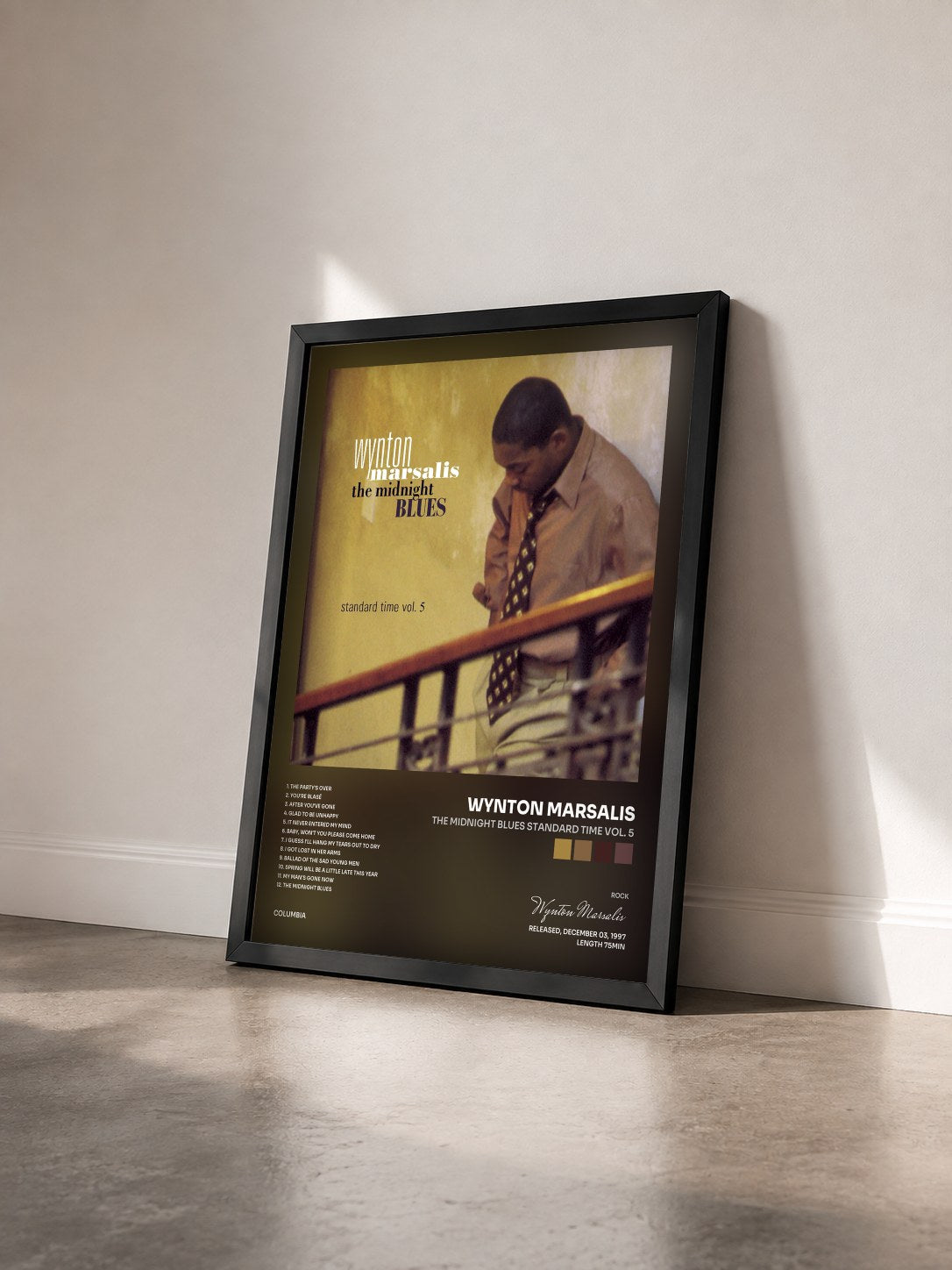 #noir Tableau de l'album The Midnight Blues Standard Time Vol. 5 de Wynton Marsalis vu de trois quarts, cadre noir