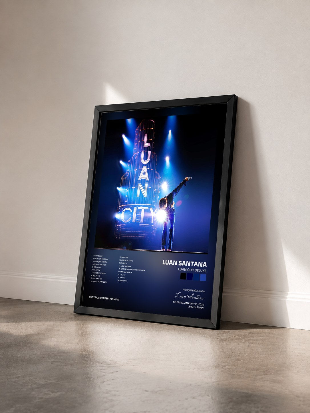 #noir Tableau de l'album LUAN CITY DELUXE de Luan Santana vu de trois quarts, cadre noir