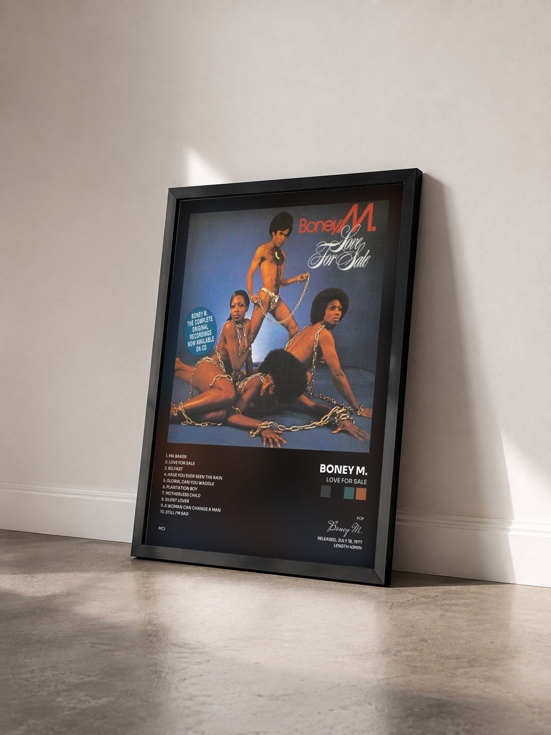 #noir Tableau de l'album Love For Sale de Boney M. vu de trois quarts, cadre noir