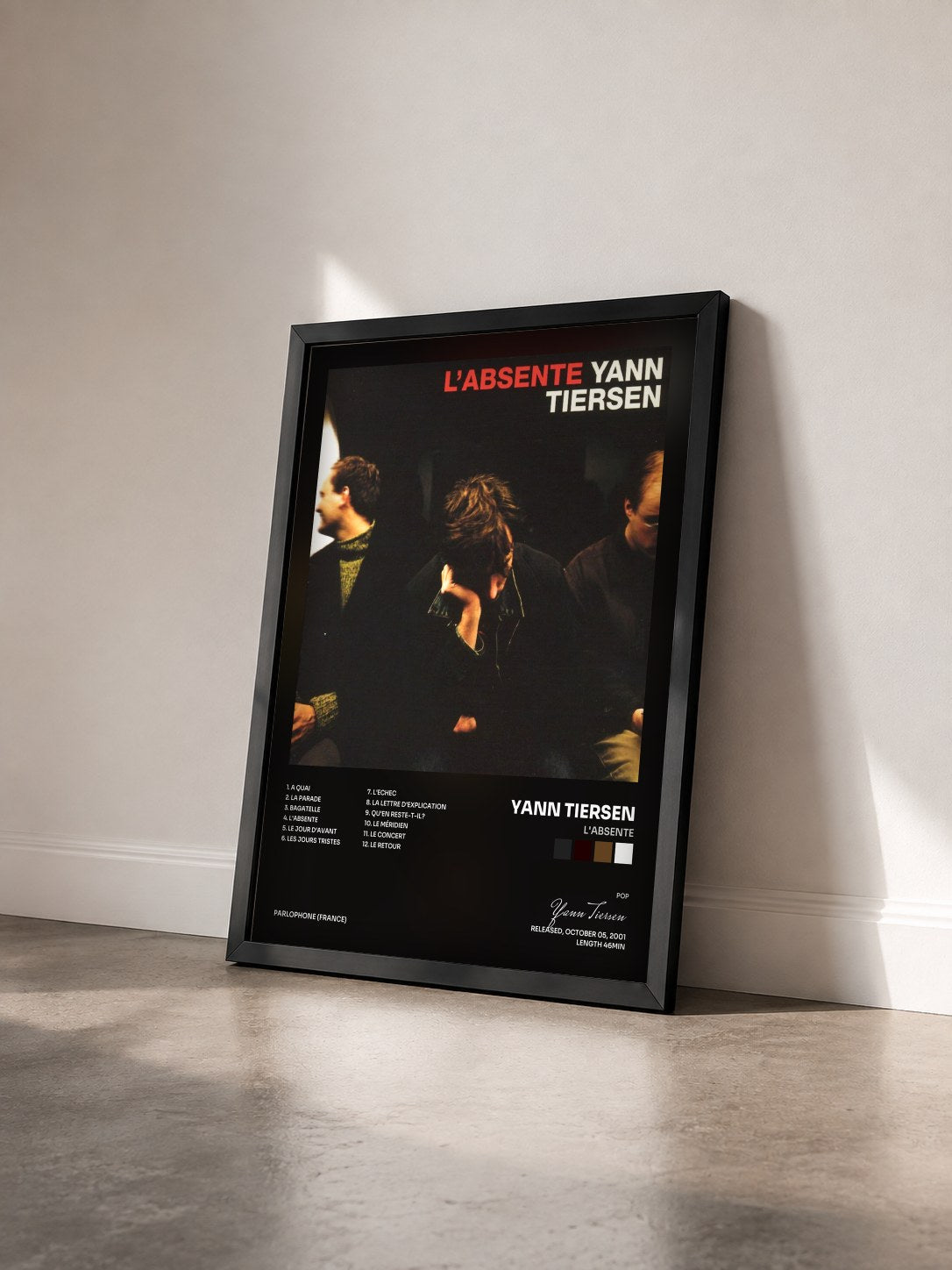 #noir Tableau de l'album L'absente de Yann Tiersen vu de trois quarts, cadre noir