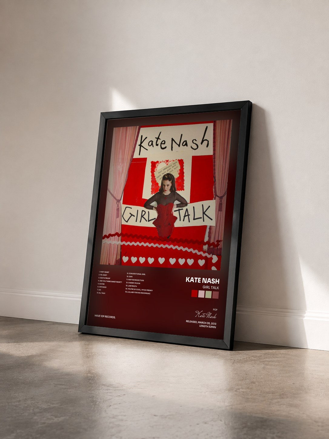 #noir Tableau de l'album Girl Talk de Kate Nash vu de trois quarts, cadre noir