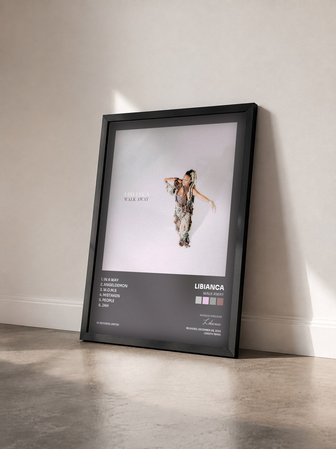 #noir Tableau de l'album Walk Away de Libianca vu de trois quarts, cadre noir