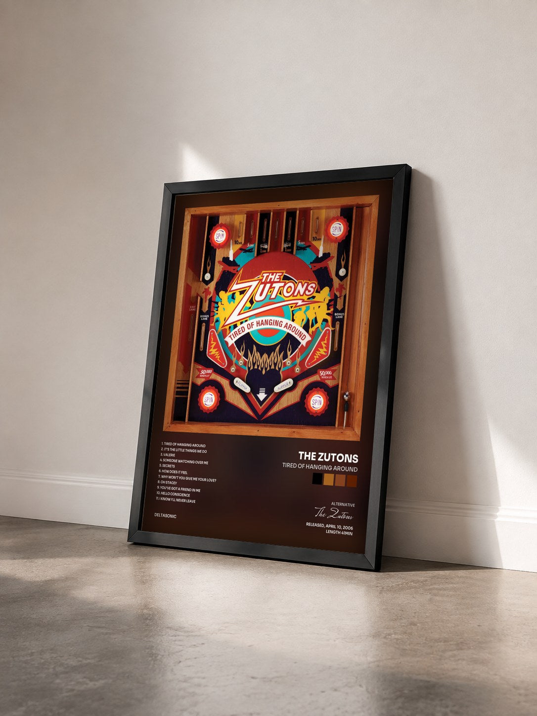 #noir Tableau de l'album Tired Of Hanging Around de The Zutons vu de trois quarts, cadre noir