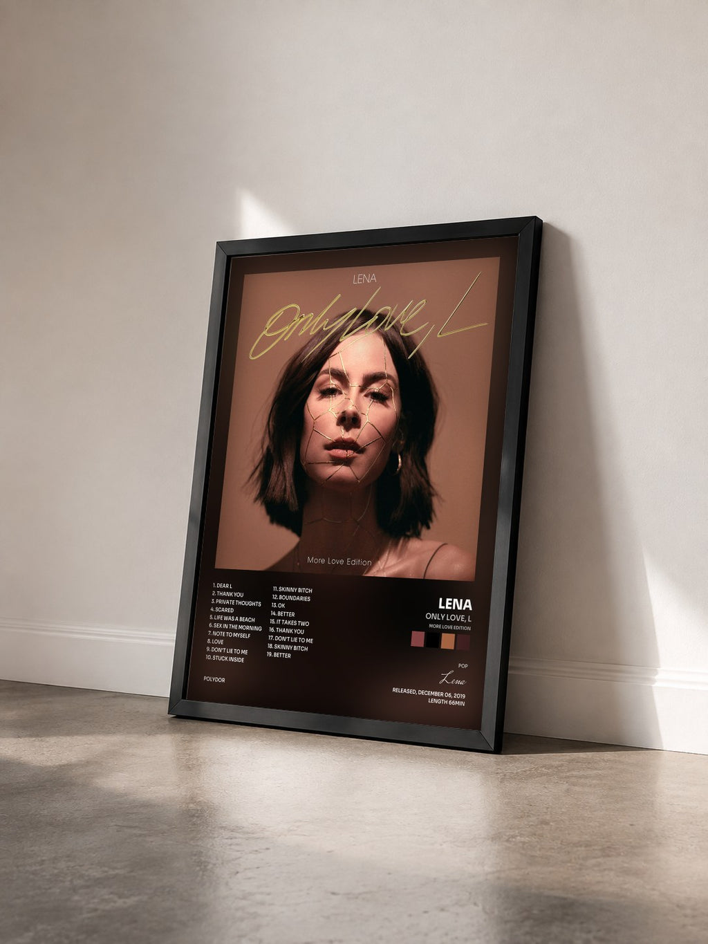 #noir Only Love, L (More Love Edition) von Lena als gerahmter Kunstdruck von schräg gesehen, schwarzer Rahmen