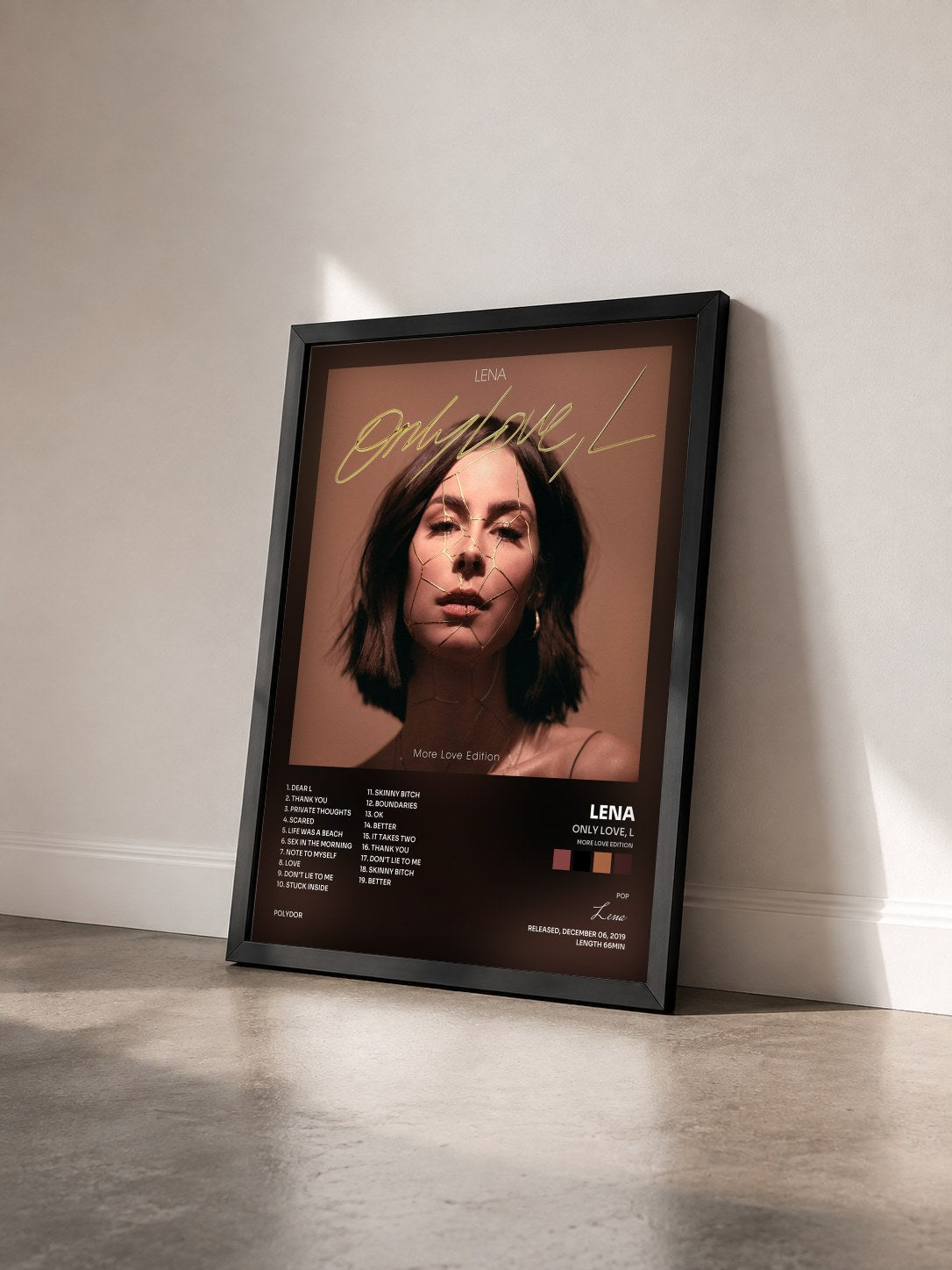 #noir Tableau de l'album Only Love, L (More Love Edition) de Lena vu de trois quarts, cadre noir