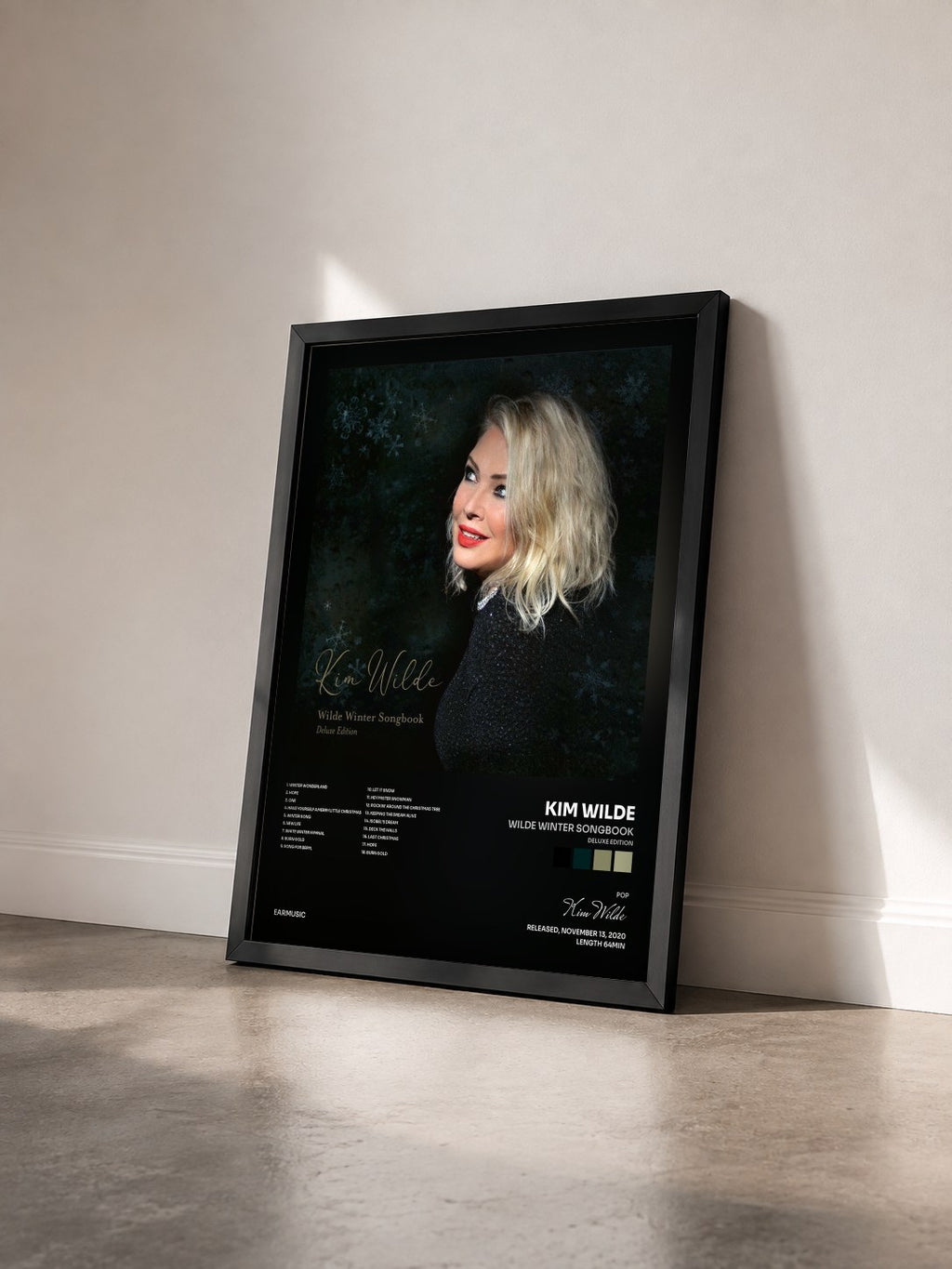 #noir Wilde Winter Songbook (Deluxe Edition) von Kim Wilde als gerahmter Kunstdruck von schräg gesehen, schwarzer Rahmen