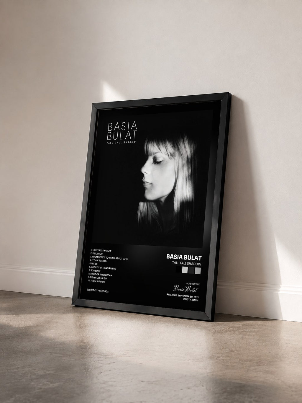 #noir Tableau de l'album Tall Tall Shadow de Basia Bulat vu de trois quarts, cadre noir