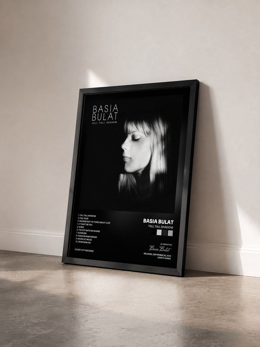 #noir Tableau de l'album Tall Tall Shadow de Basia Bulat vu de trois quarts, cadre noir
