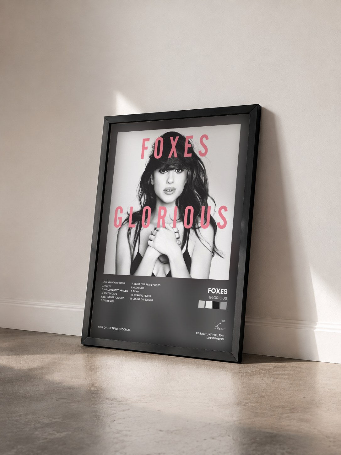 #noir Tableau de l'album Glorious de Foxes vu de trois quarts, cadre noir