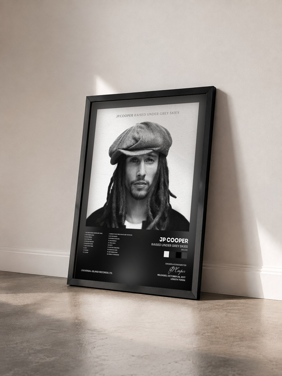 #noir Tableau de l'album Raised Under Grey Skies (Deluxe) de JP Cooper vu de trois quarts, cadre noir