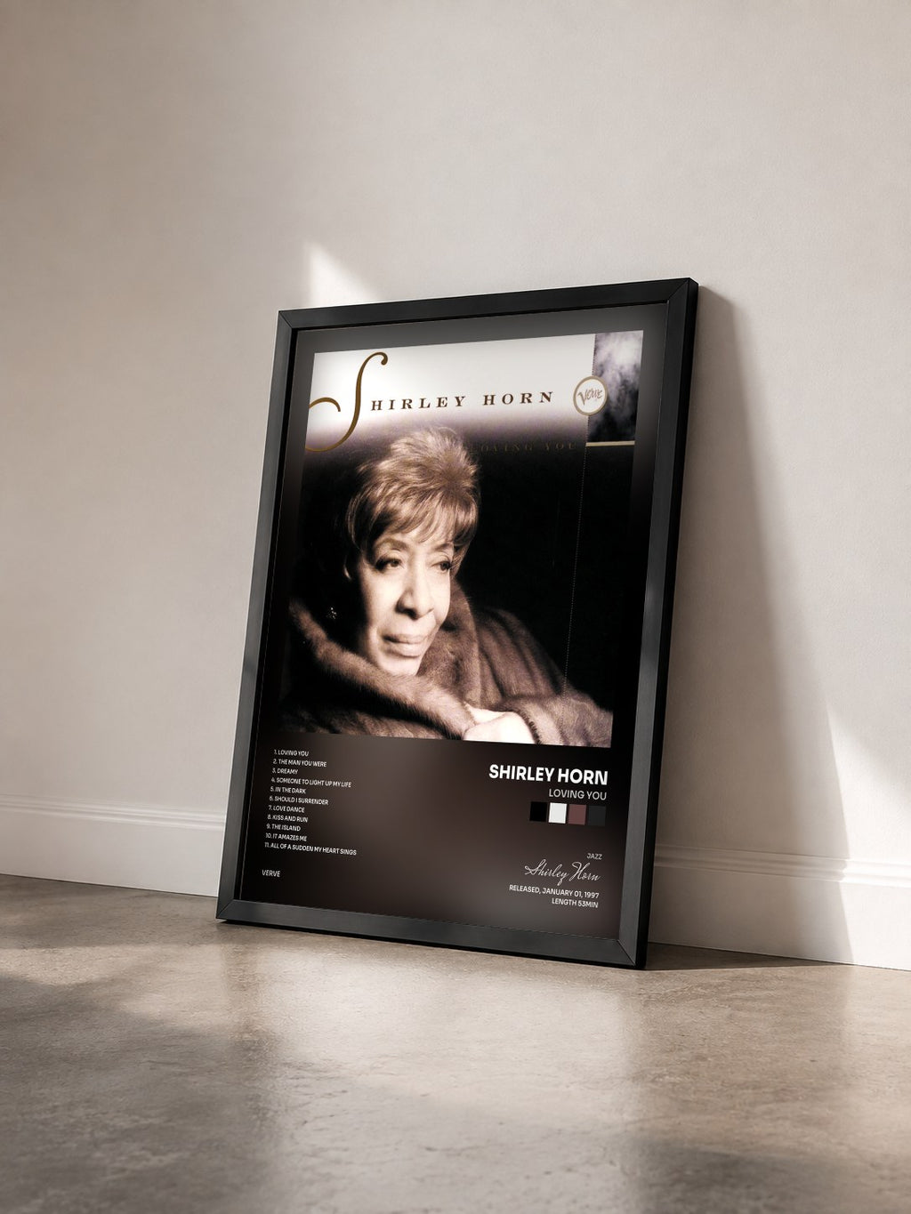 #noir Tableau de l'album Loving You de Shirley Horn vu de trois quarts, cadre noir