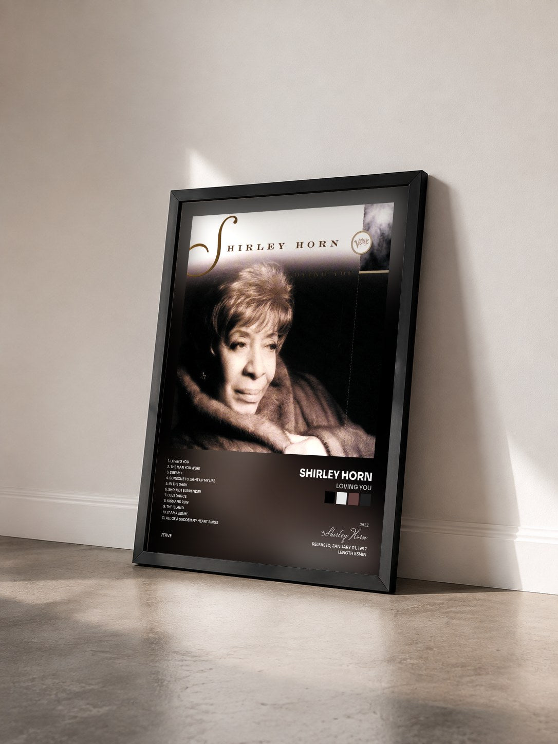 #noir Tableau de l'album Loving You de Shirley Horn vu de trois quarts, cadre noir