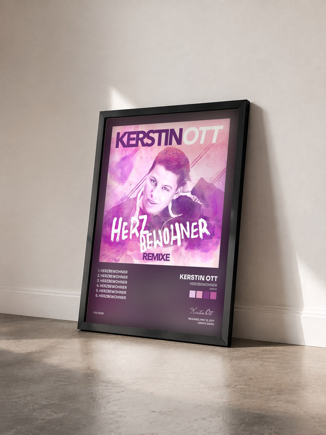 #noir Tableau de l'album Herzbewohner (Remixe) de Kerstin Ott vu de trois quarts, cadre noir