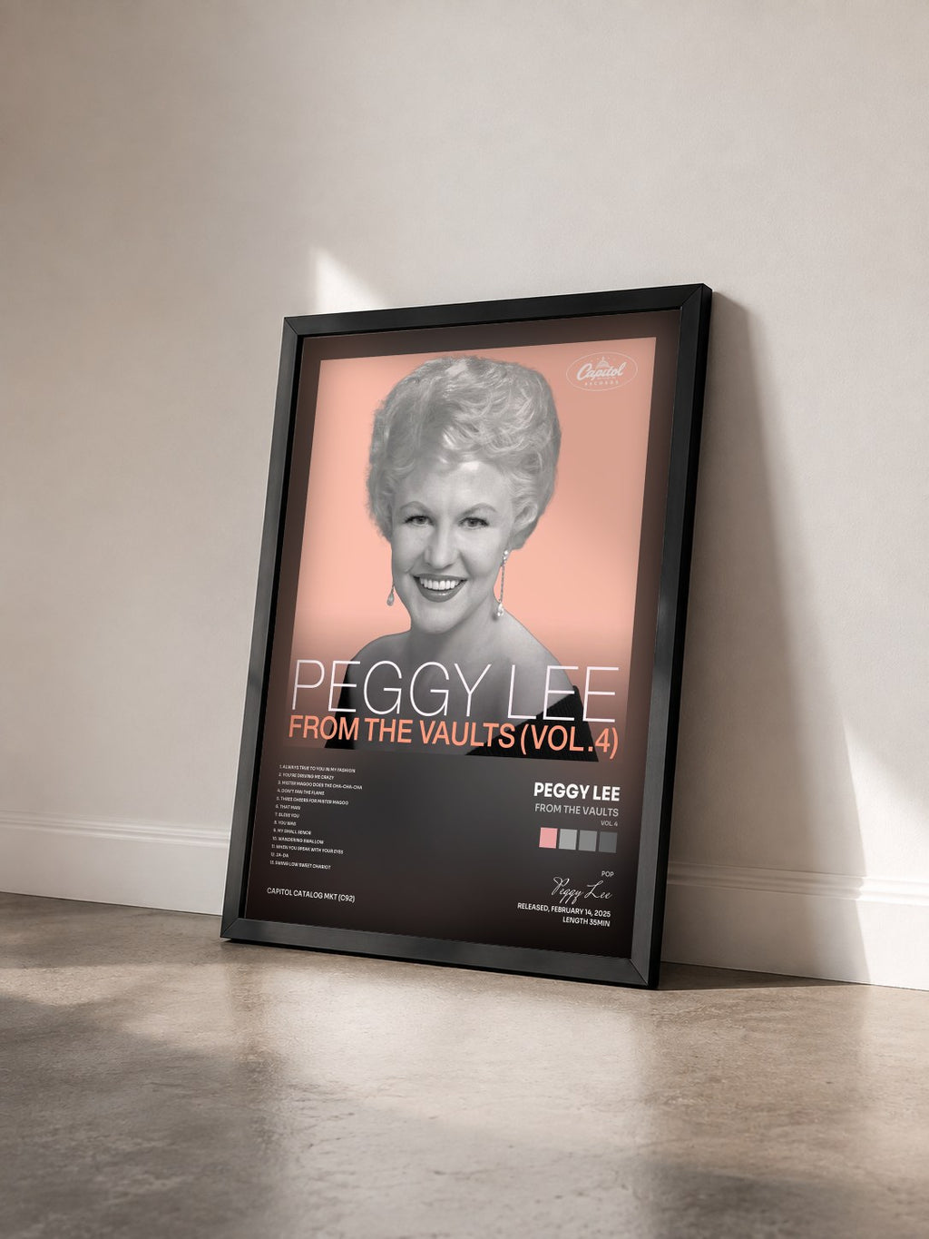#noir Tableau de l'album From The Vaults (Vol. 4) de Peggy Lee vu de trois quarts, cadre noir