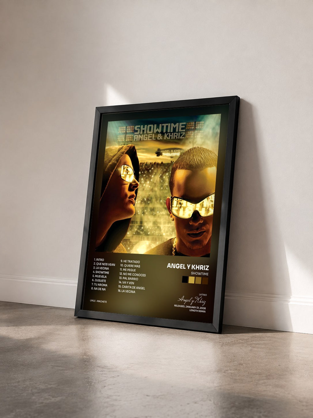 #noir Tableau de l'album Showtime de Angel y Khriz vu de trois quarts, cadre noir