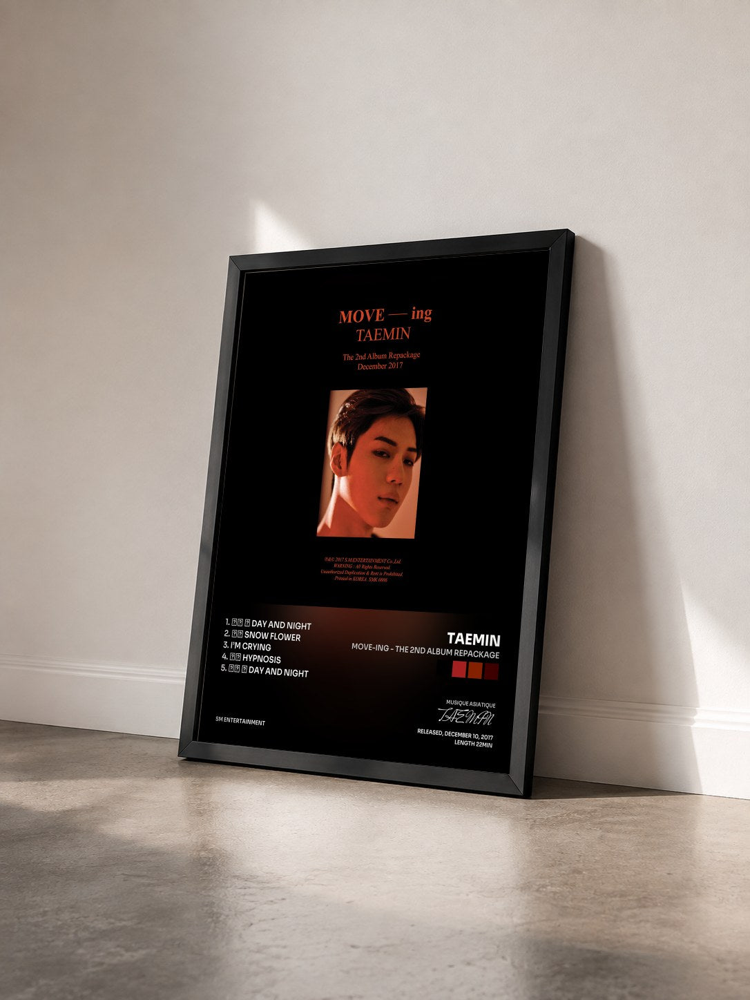 #noir Tableau de l'album MOVE-ing - The 2nd Album Repackage de TAEMIN vu de trois quarts, cadre noir